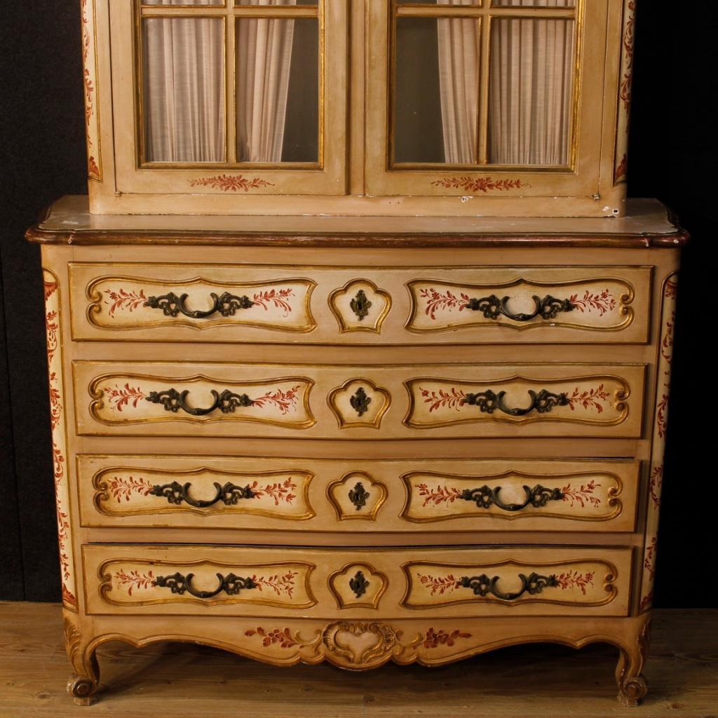 French Lacquered, Painted and Gilded Wooden Showcase from 20th Century In Good Condition In Vicoforte, Piedmont