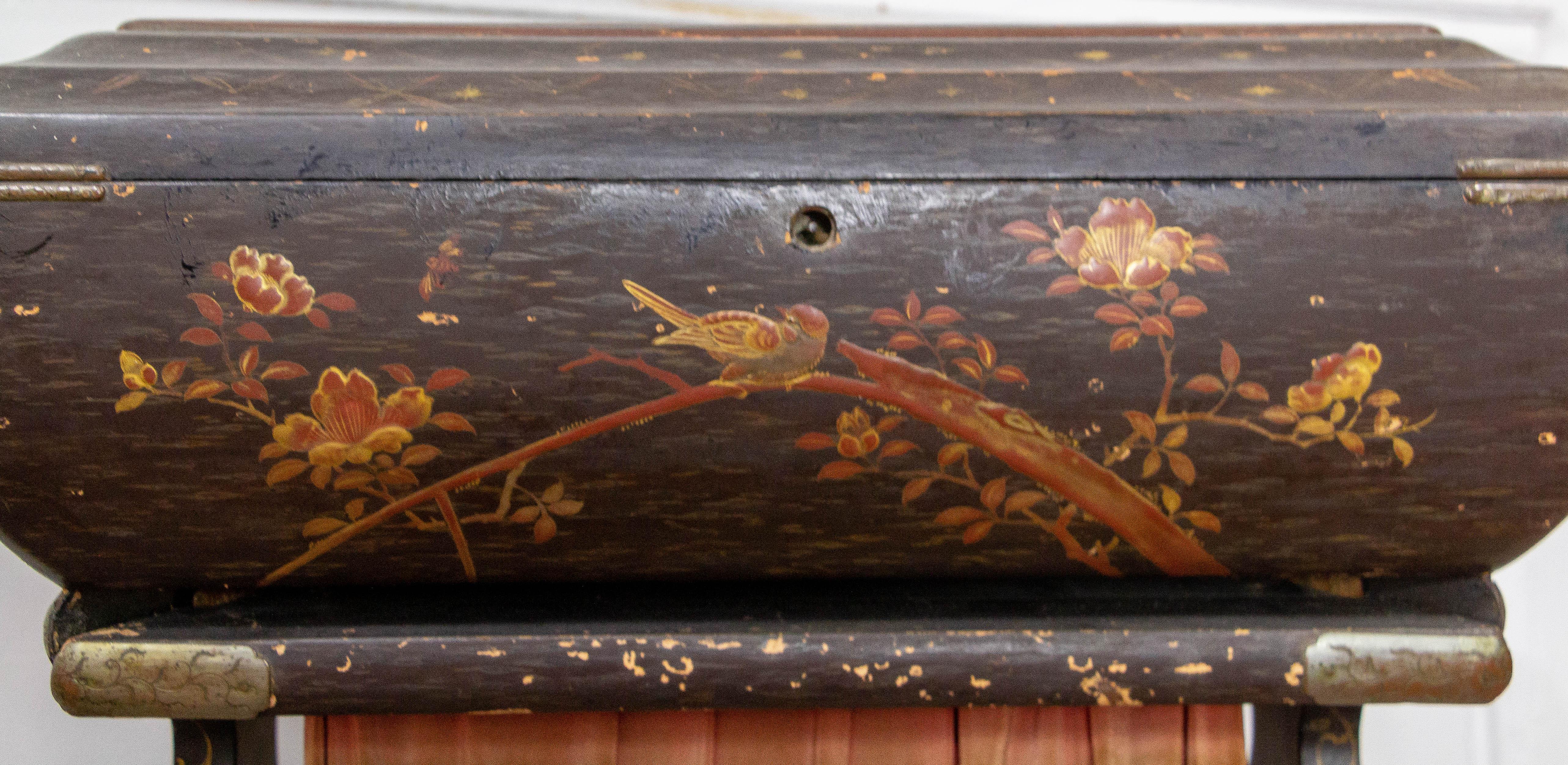 French lacquered Work table Side table Worker Accordion Sewing Cabinet, 19th C For Sale 4