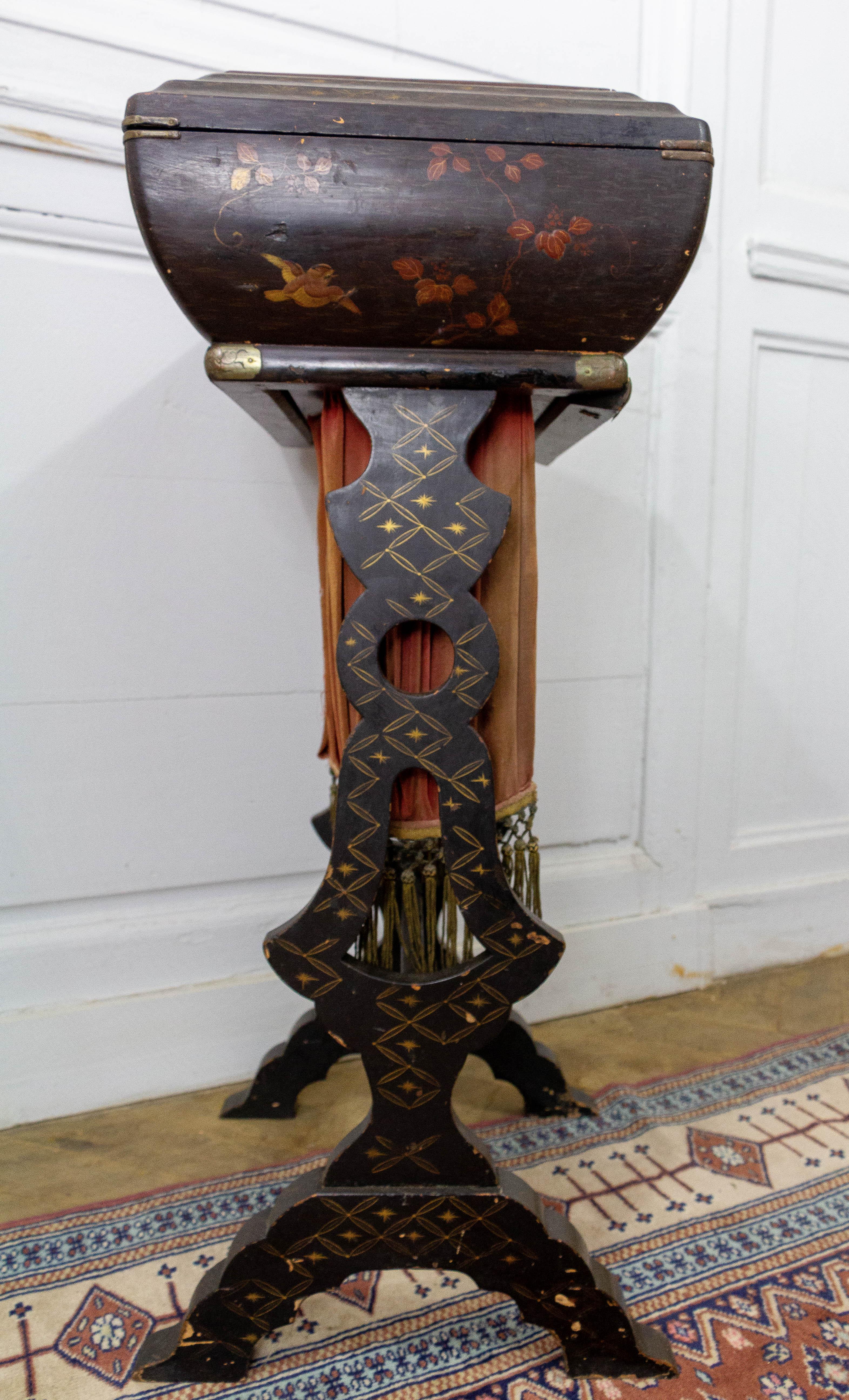 French lacquered Work table Side table Worker Accordion Sewing Cabinet, 19th C In Good Condition For Sale In Beuzevillette, FR