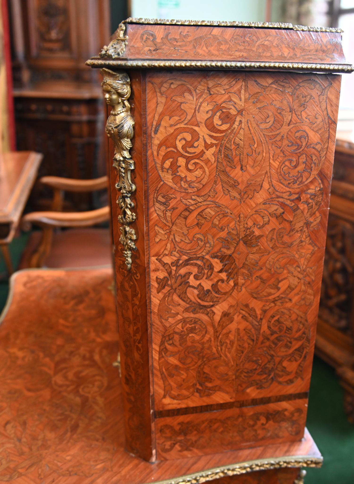 Scrivania da donna francese Bureau intarsiata in noce Bonheur de Jour 1880 in vendita 6