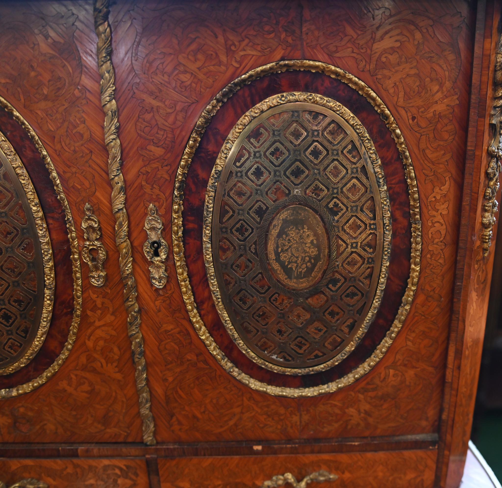 Noce Scrivania da donna francese Bureau intarsiata in noce Bonheur de Jour 1880 in vendita
