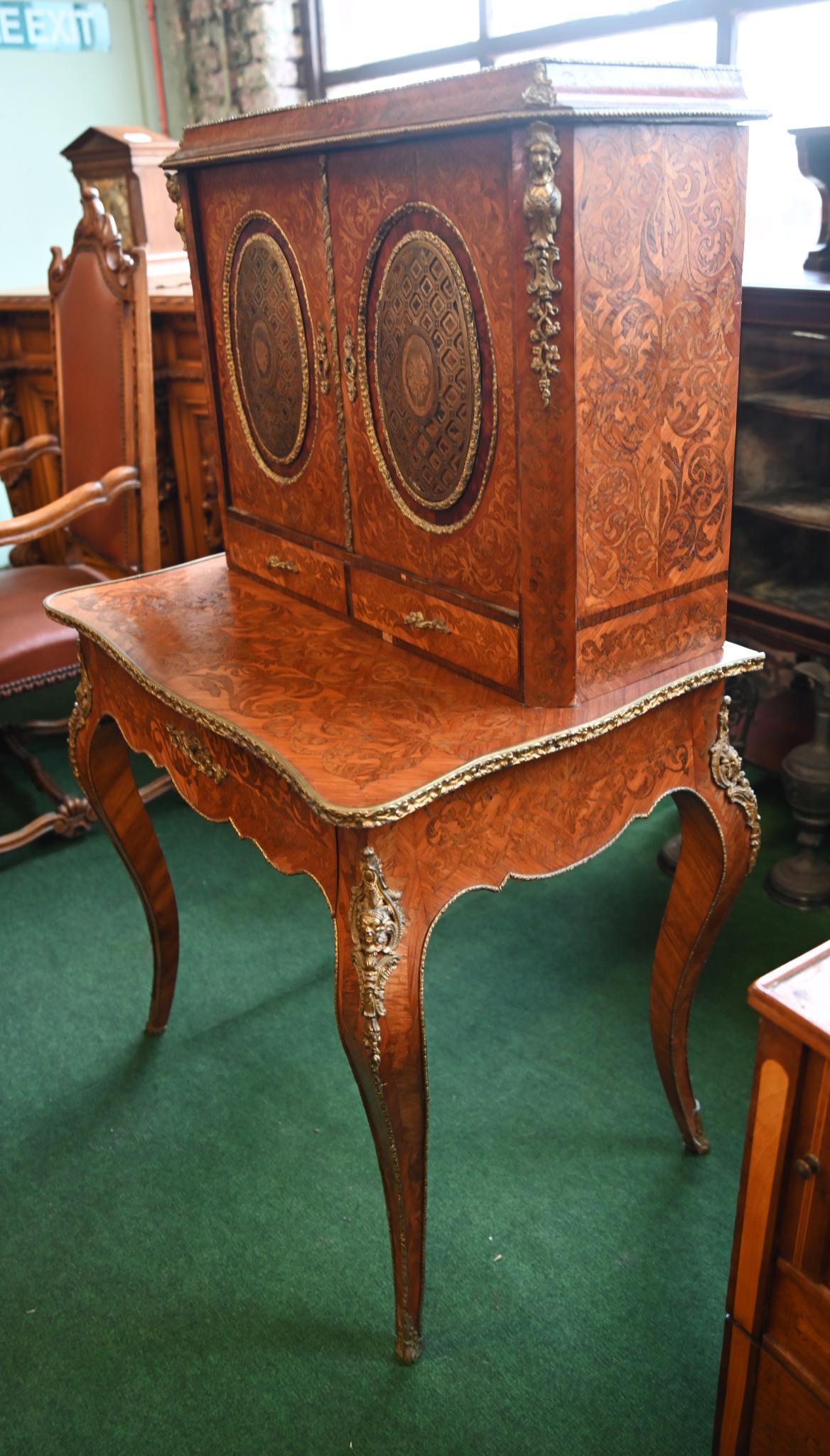 Scrivania da donna francese Bureau intarsiata in noce Bonheur de Jour 1880 in vendita 2