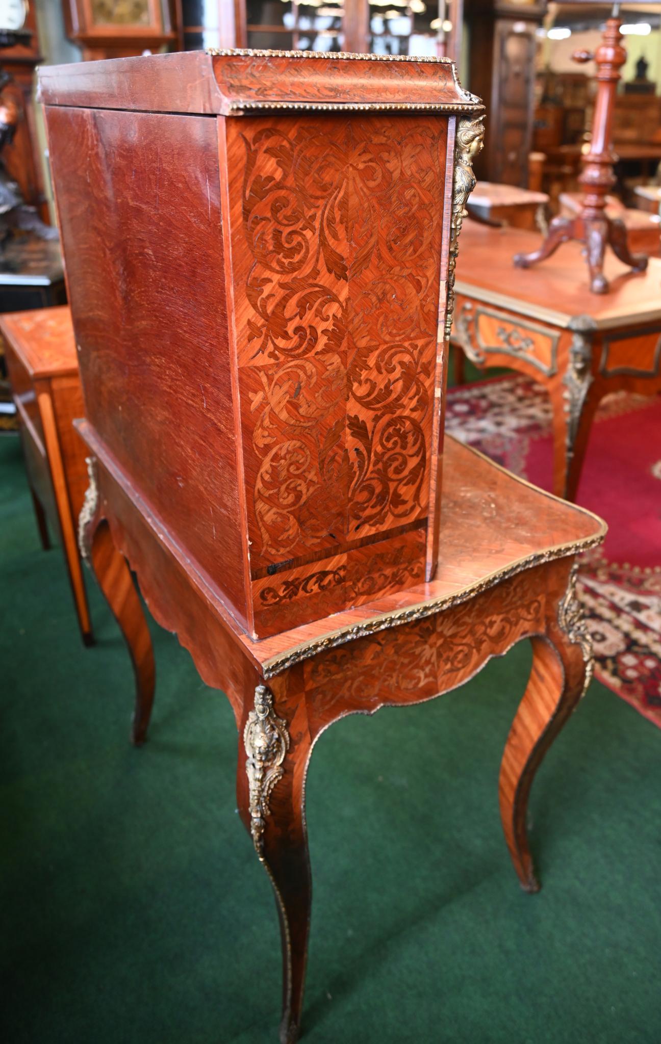 Scrivania da donna francese Bureau intarsiata in noce Bonheur de Jour 1880 in vendita 3