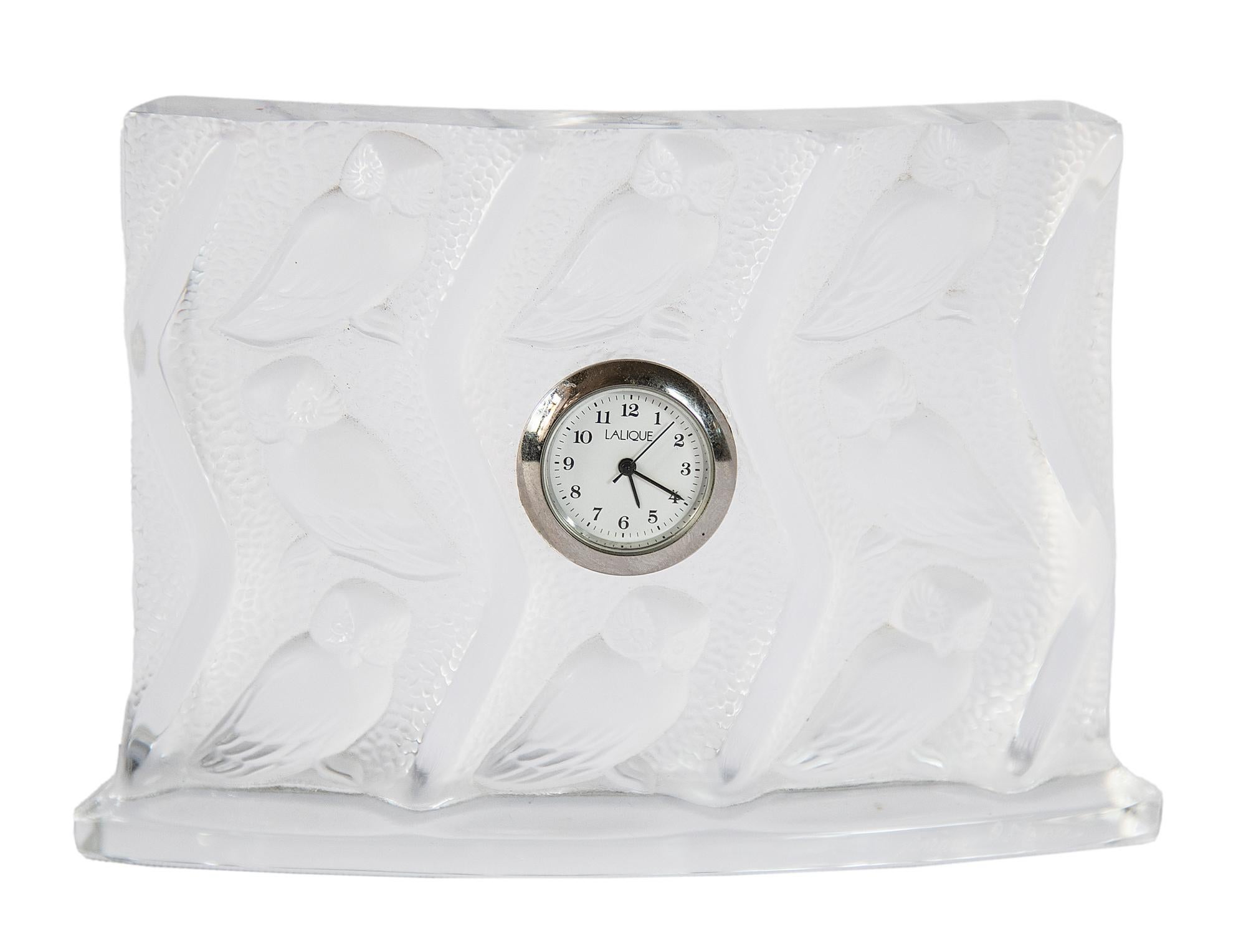 Französische Lalique Tischuhr mit Eule aus Kristall.
Die Uhr besteht aus einem Sockel in klarem Kristall mit Eulenreliefmotiven.
Graviert mit der Marke Lalique France.
Ausgezeichneter Vintage-Zustand
