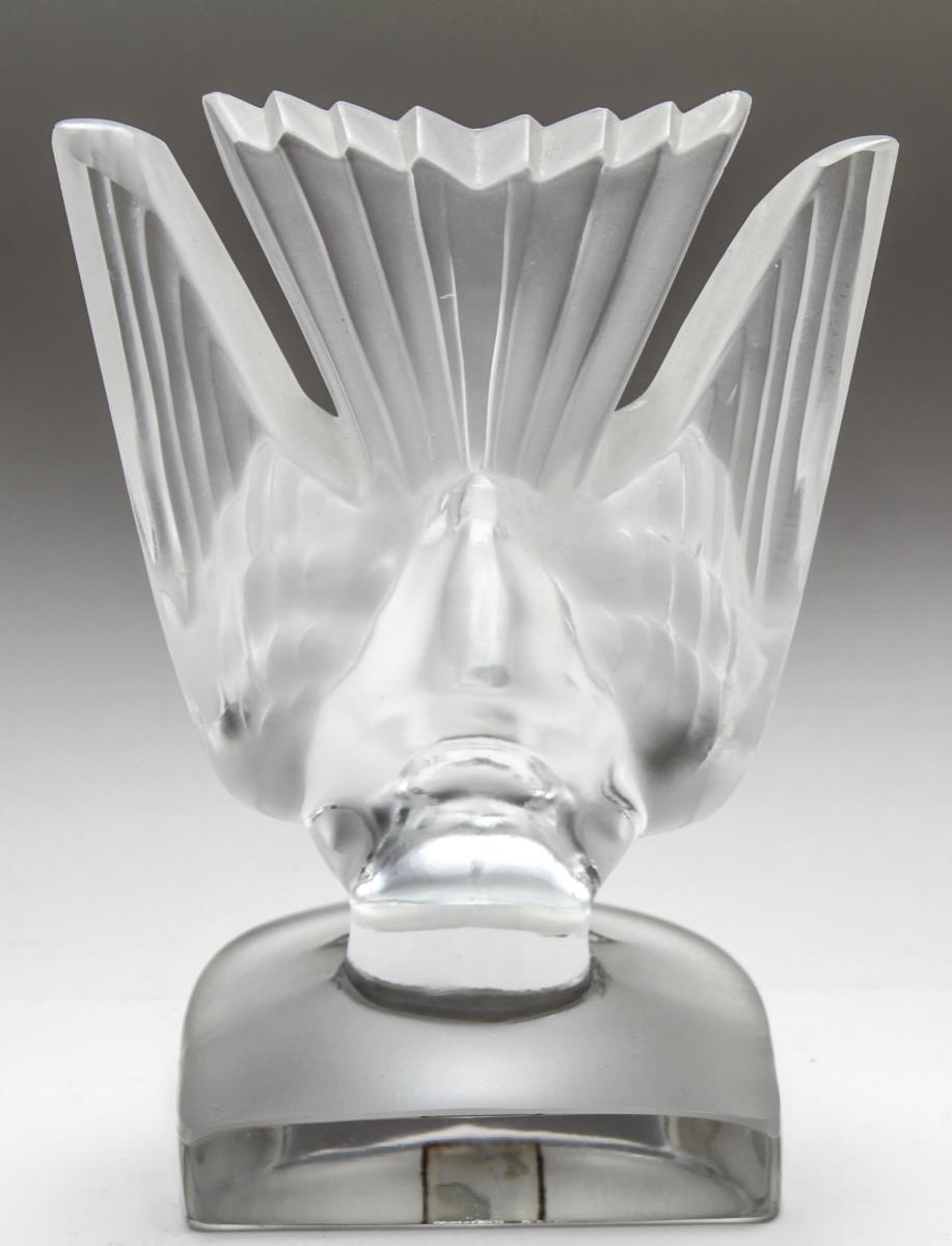 French Lalique Crystal Pecking Sparrow Paperweight Sculpture In Good Condition In New York, NY