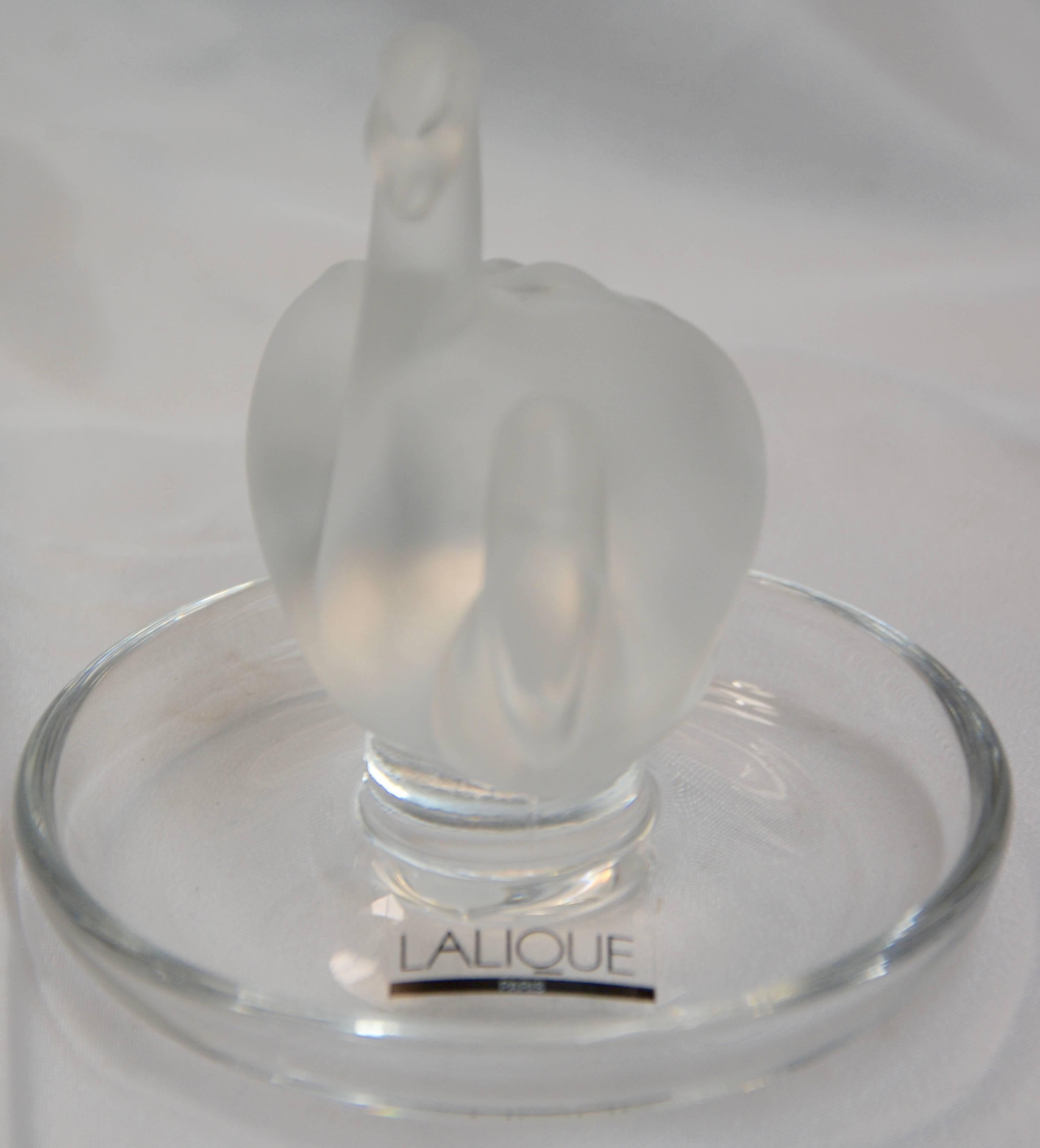 Art Nouveau Lalique Deux Cygnes Pair of Swans Clear and Satin Crystal Ring Dish For Sale