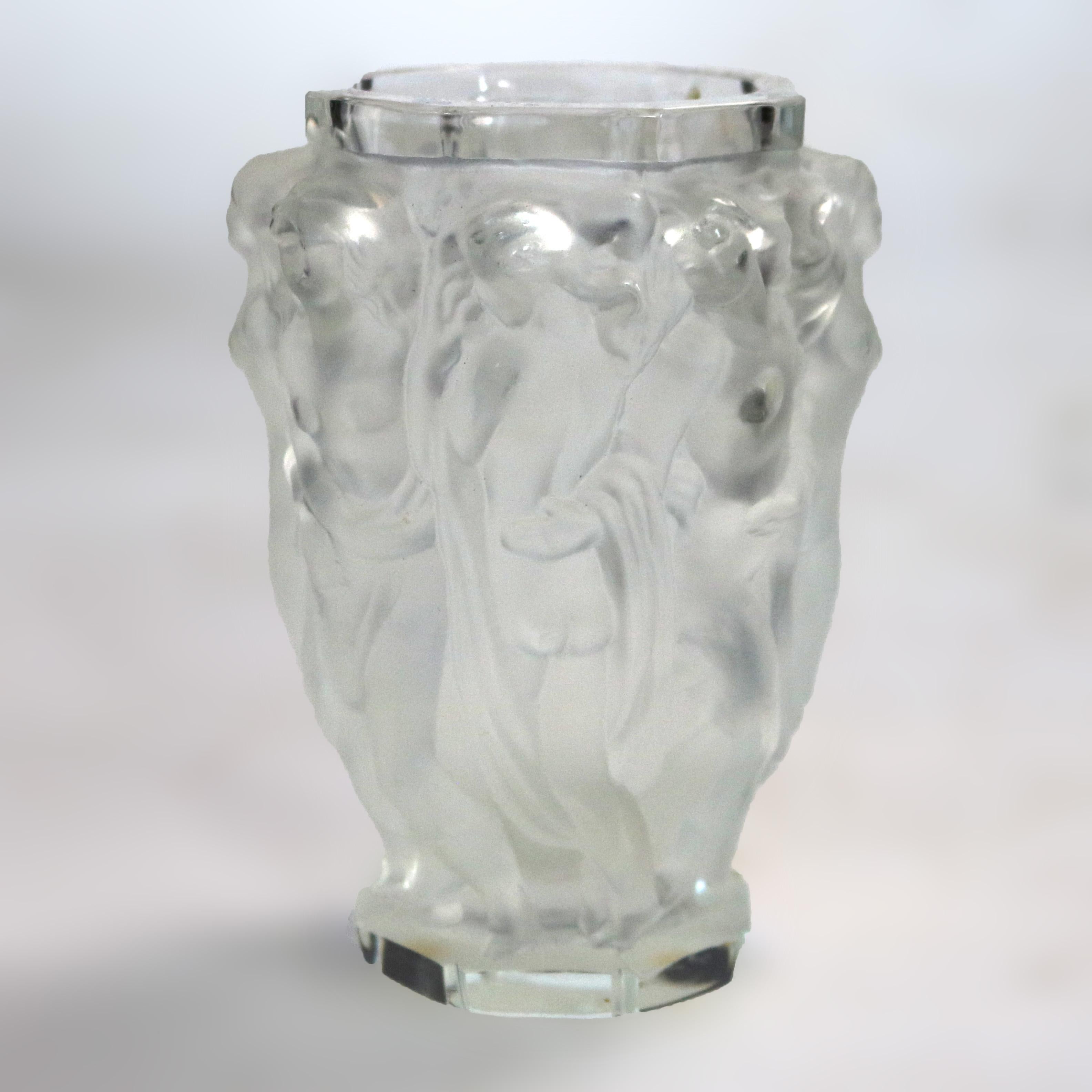 Un vase Art déco français de style Lalique offre une construction en verre d'art avec des femmes en relief, signé FH comme photographié, circa 1920.

Mesures - 5,75 