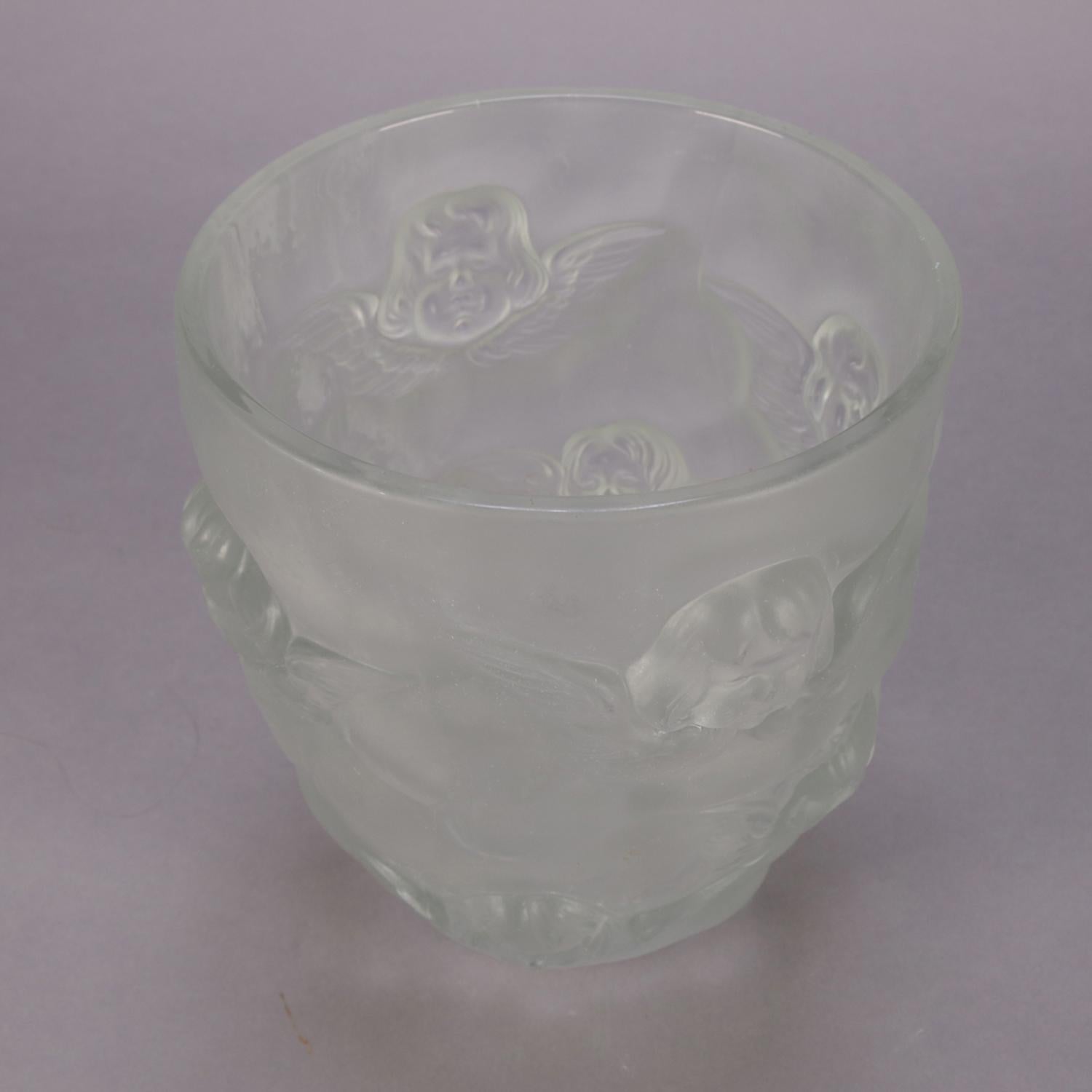 Français Vase en verre dépoli de l'école française Lalique avec angelot et chérubin:: 20e siècle