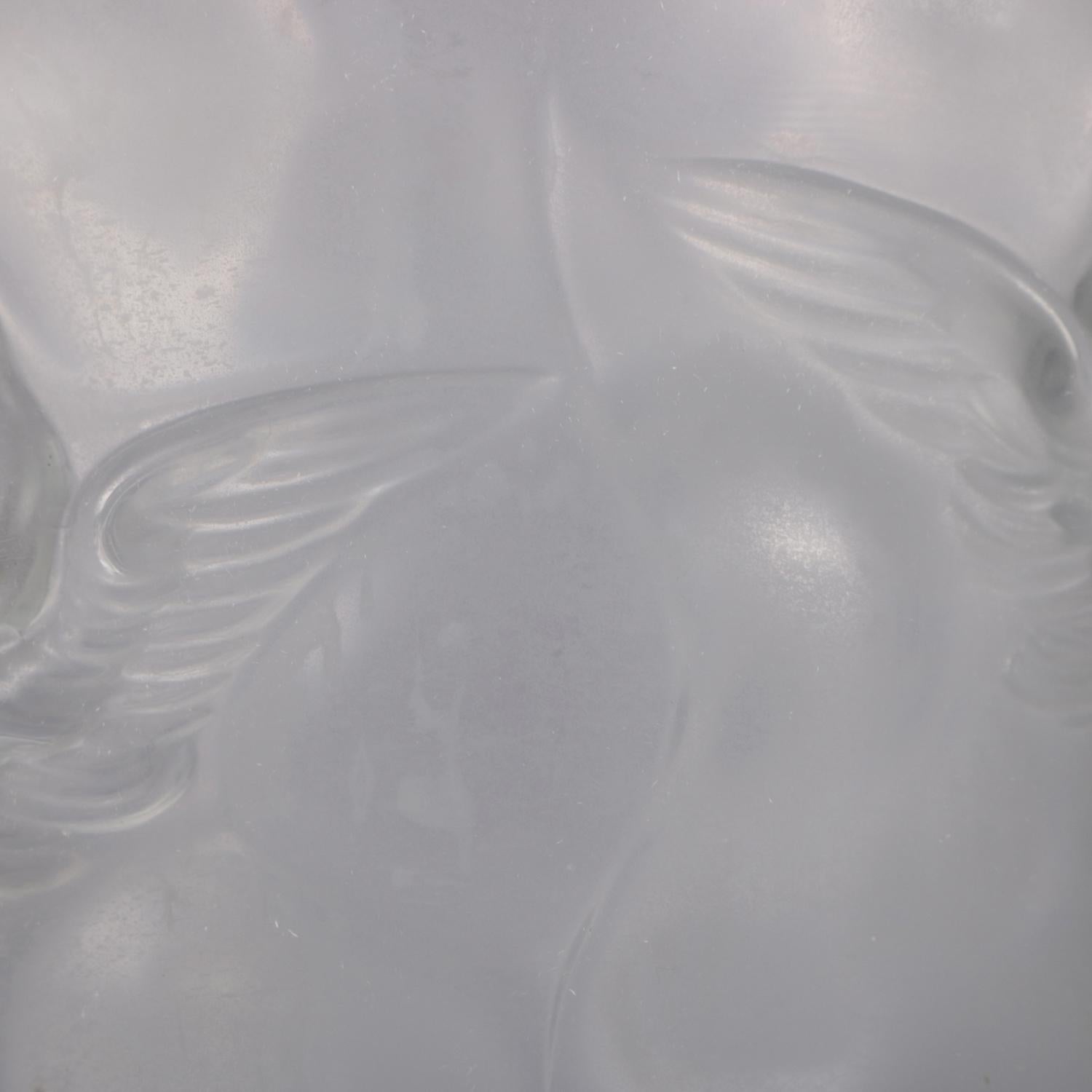 20ième siècle Vase en verre dépoli de l'école française Lalique avec angelot et chérubin:: 20e siècle