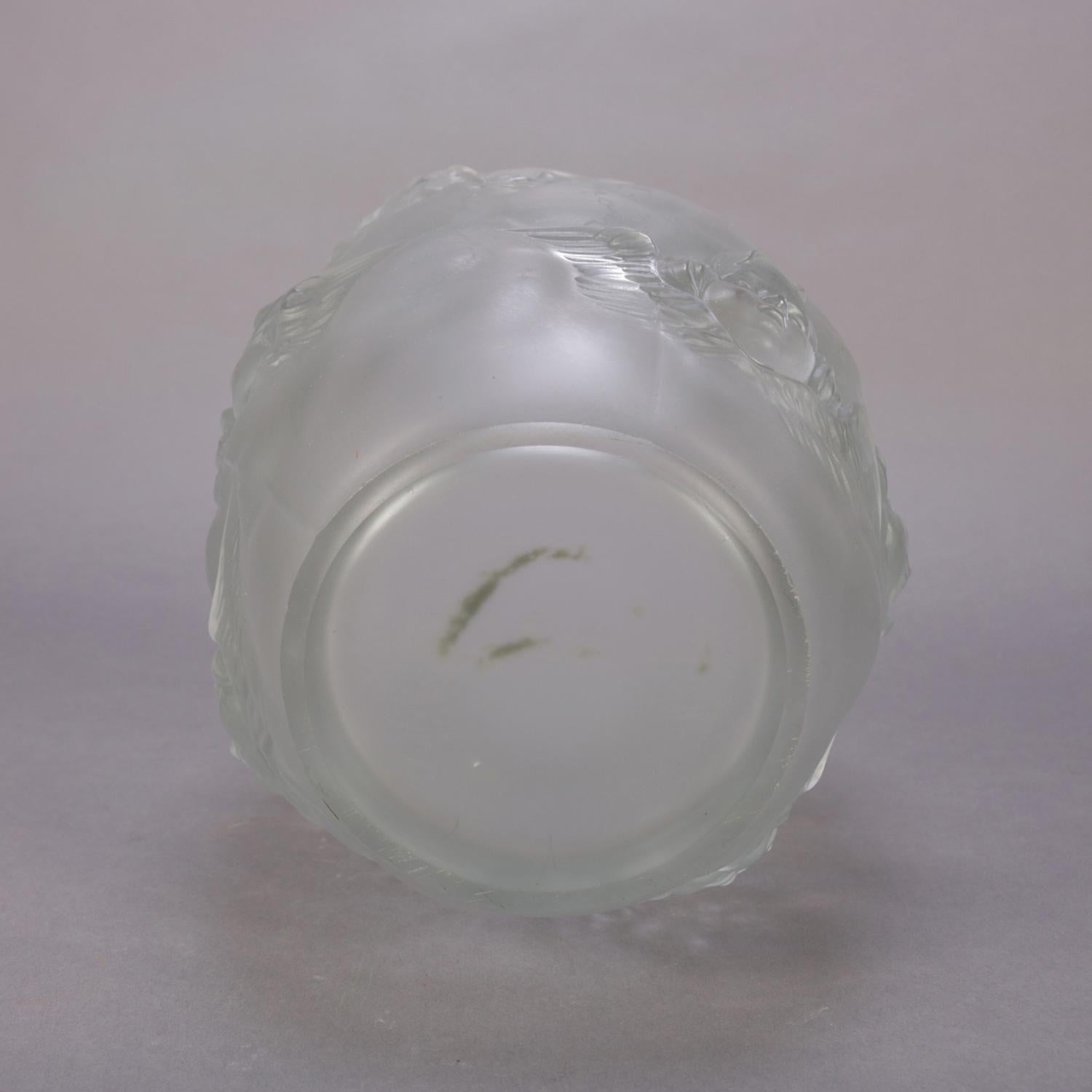Cristal Vase en verre dépoli de l'école française Lalique avec angelot et chérubin:: 20e siècle