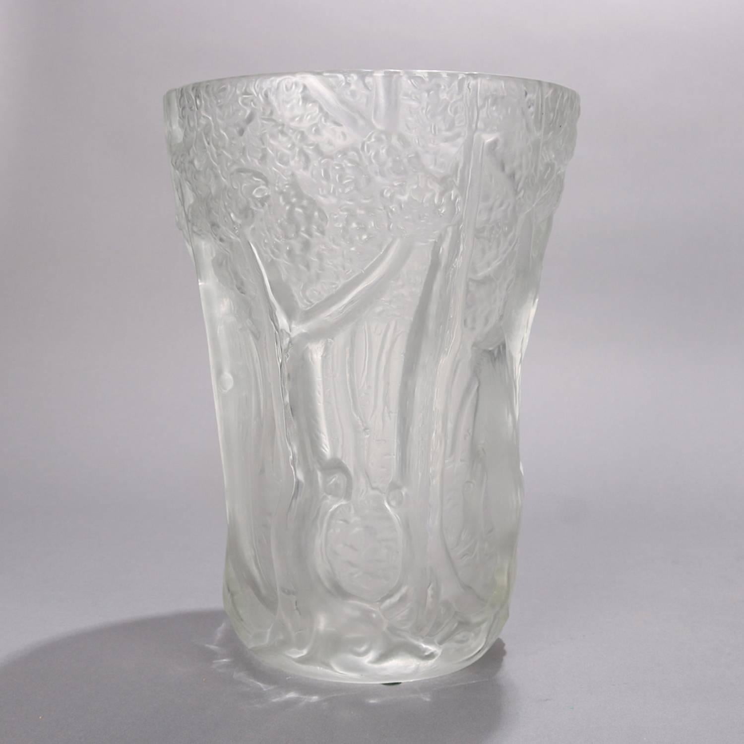 Französische Lalique-Schule-Holzvase aus mattiertem Kristall mit hohem Relief, 20. Jahrhundert (Mattiert)