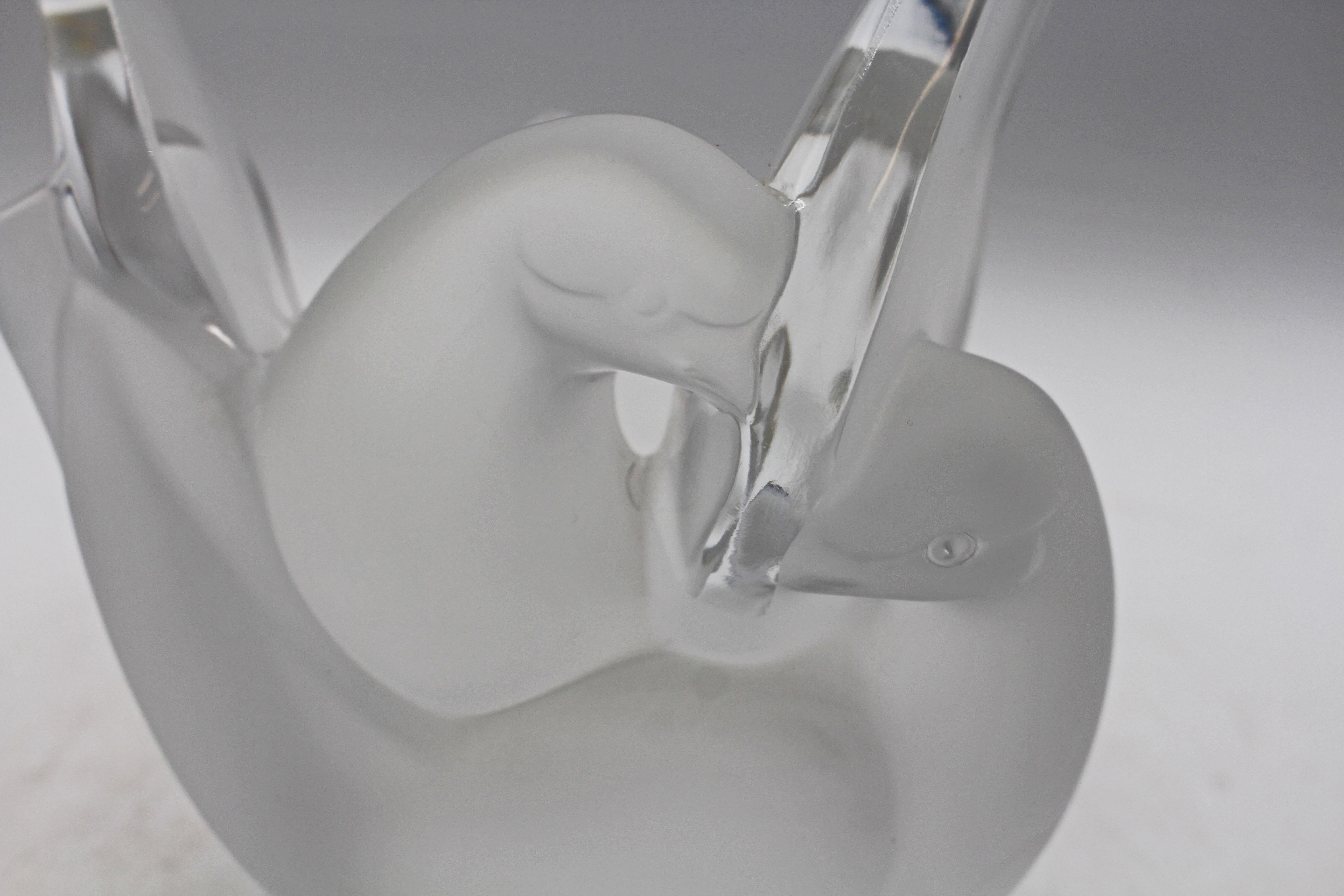 Vaso di cristallo Lalique Sylvie con colombe innamorate e rana fiorita, Francia. Vintage, 20° secolo. Disegnato nel 1956 da Marc Lalique. Lalique inciso, Francia e un'etichetta di carta 