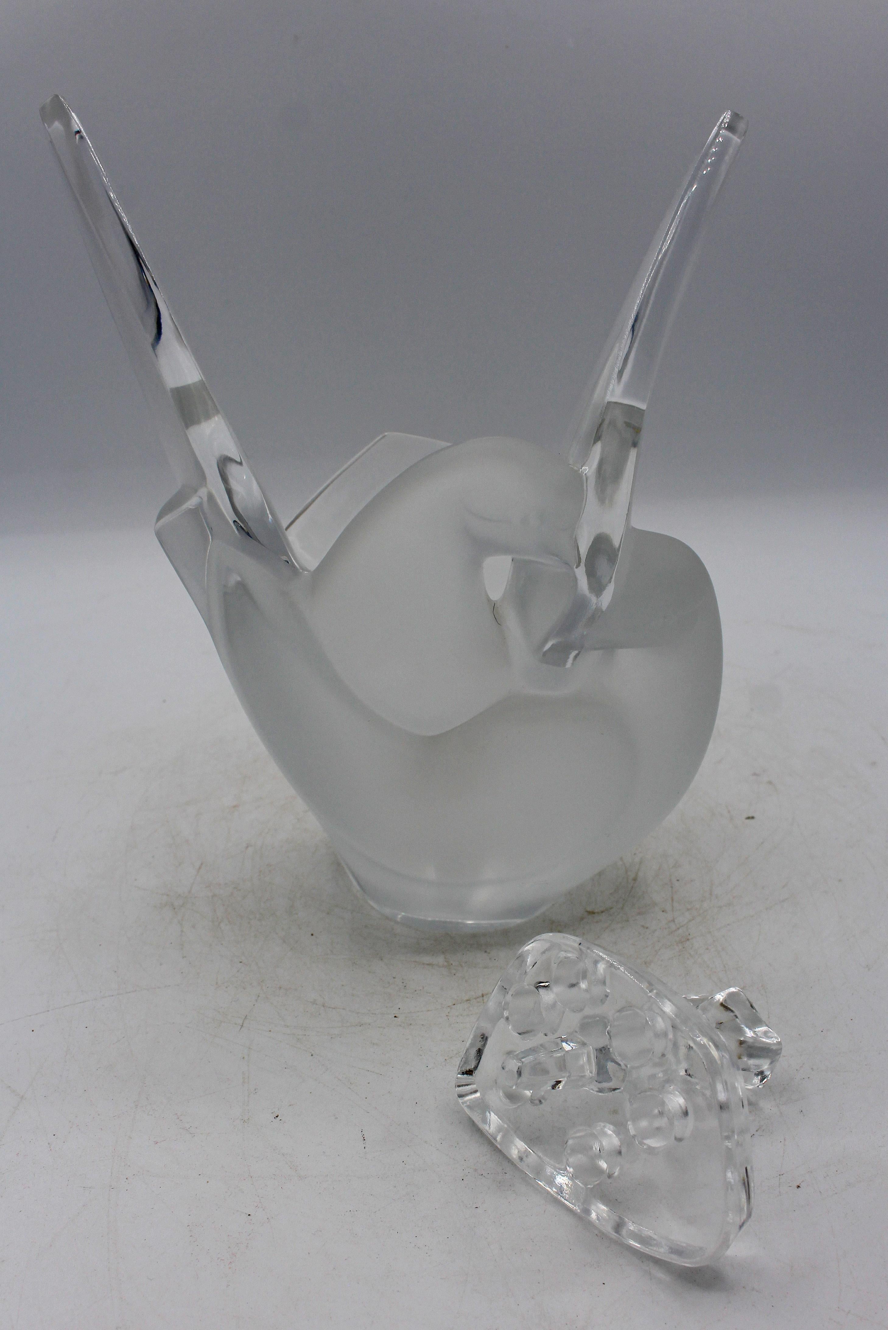 Francese Vaso francese Lalique Sylvie in cristallo con colombe innamorate in vendita