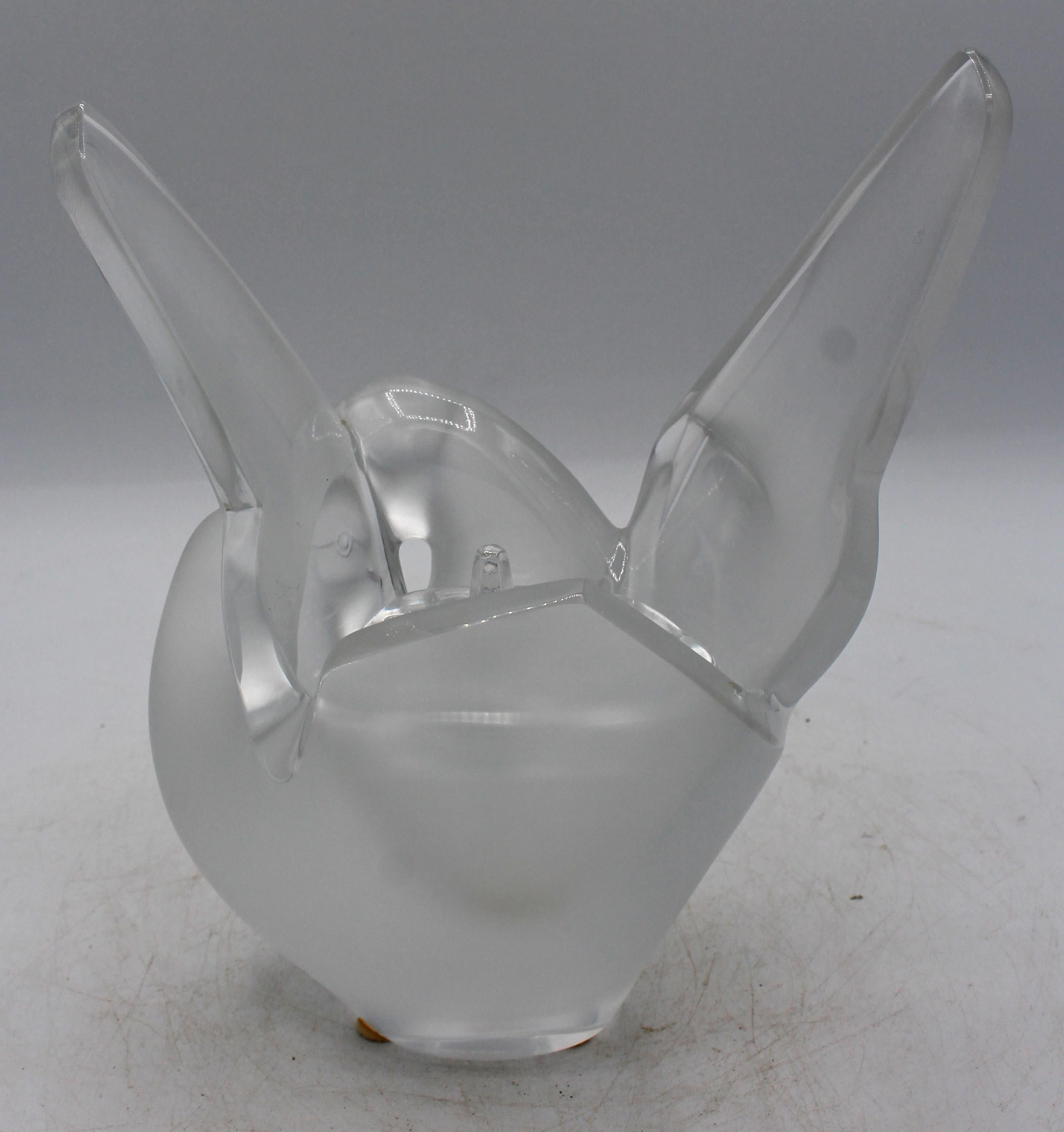 Realizzato con acquaforte Vaso francese Lalique Sylvie in cristallo con colombe innamorate in vendita