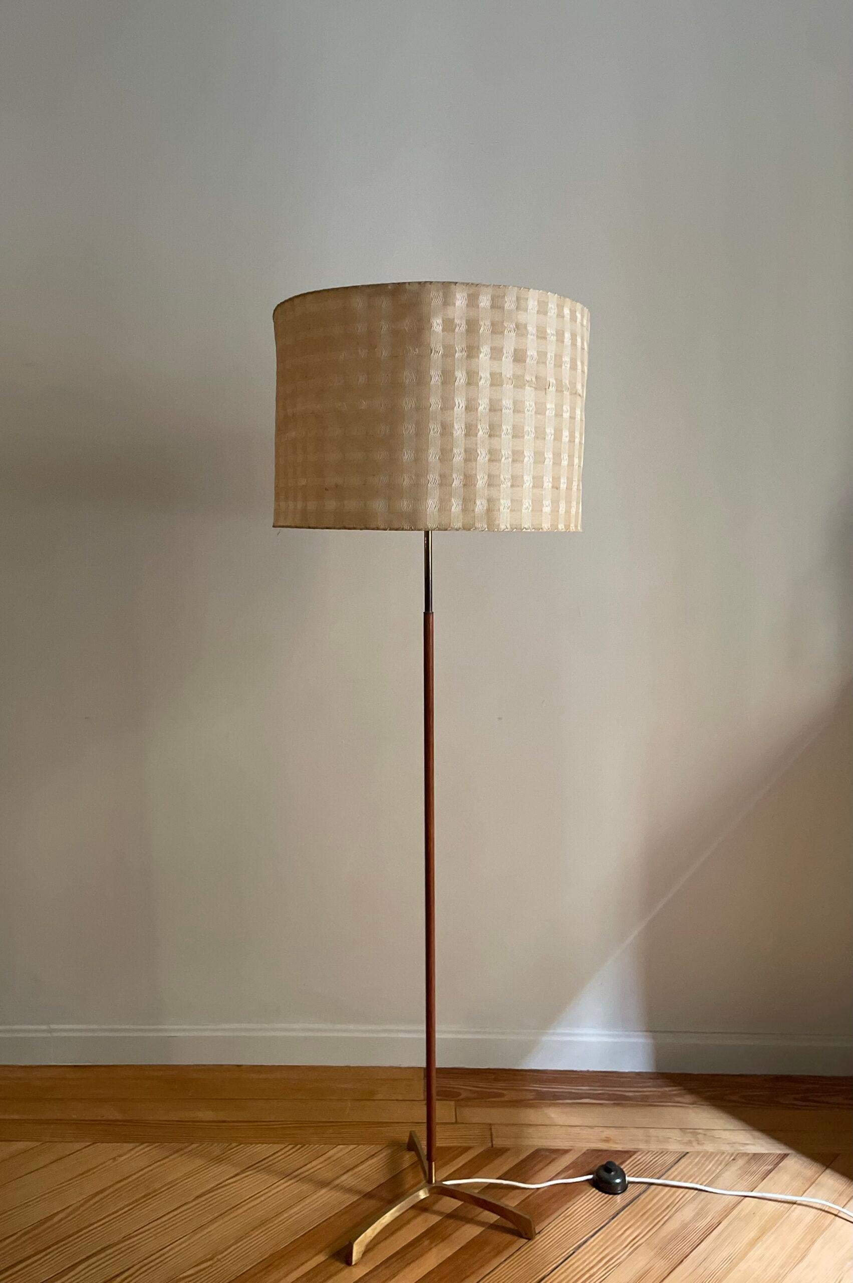Lampadaire français, en bronze massif avec pièce en bois de noyer. Grand abat-jour d'origine en parchemin avec application de tissu brodé et sculpté avec couvercle en cuir.

