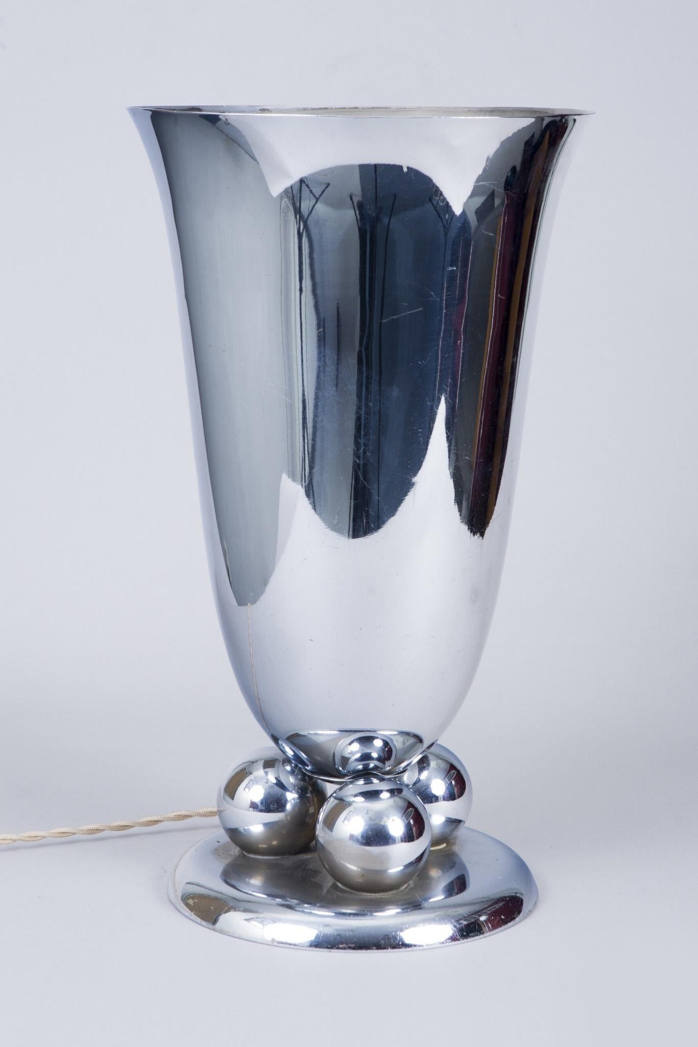 Lampe française 20ème siècle, état d'origine, Epoque 1920-1929
La lampe française non traditionnelle a un diamètre de 21 cm et une hauteur de 35 cm.

Nous garantissons un transport aérien sûr et le moins cher d'Europe vers le monde entier dans un