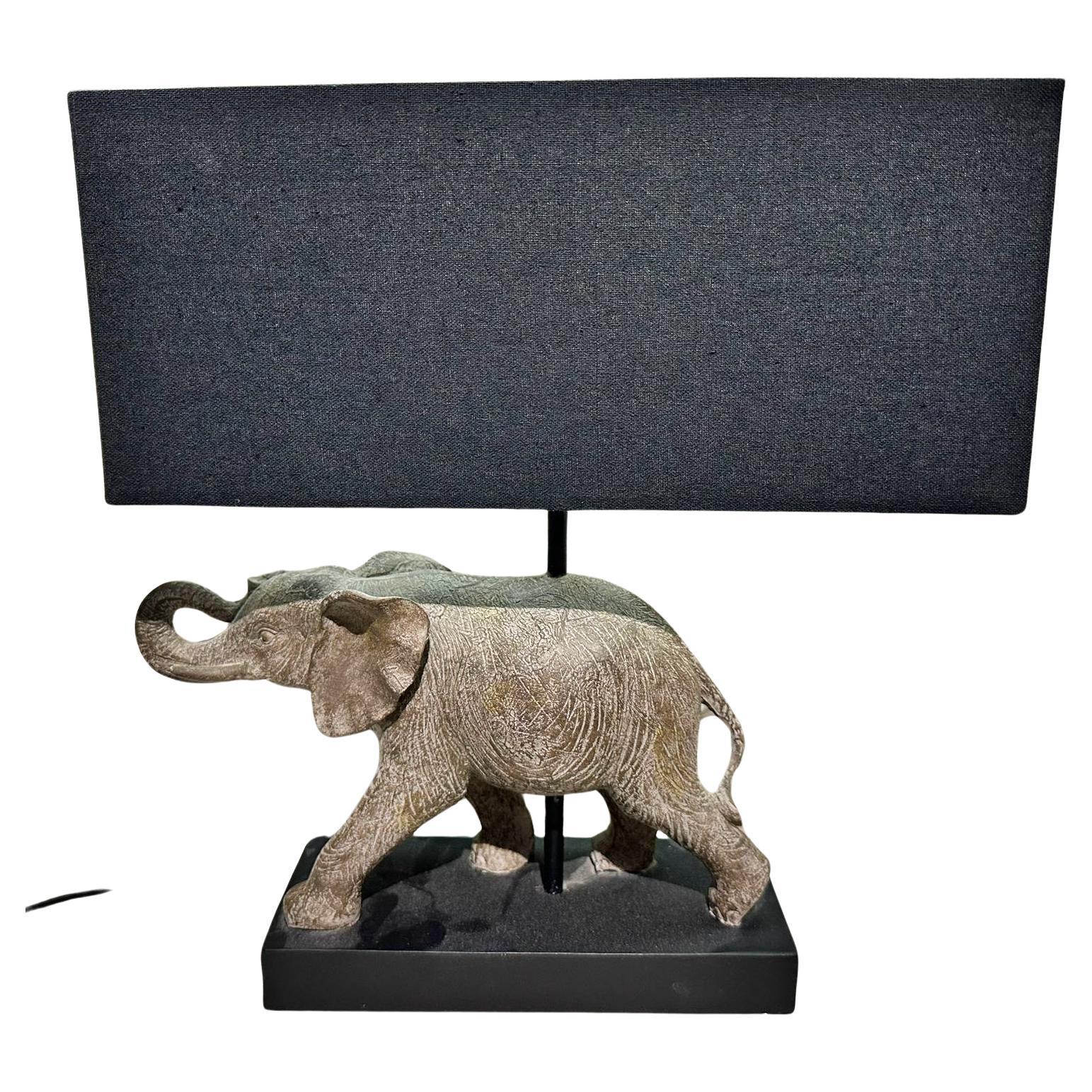 Französische Lampe „Elephant“ „Elephant“, neu mit Video
Harz, mit schwarzem Lampenschirm aus Stoff
33cm x 5cm
Höhe: 38cm