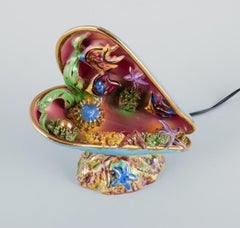Lampe française en forme de coquillage avec des poissons et des plantes aquatiques.