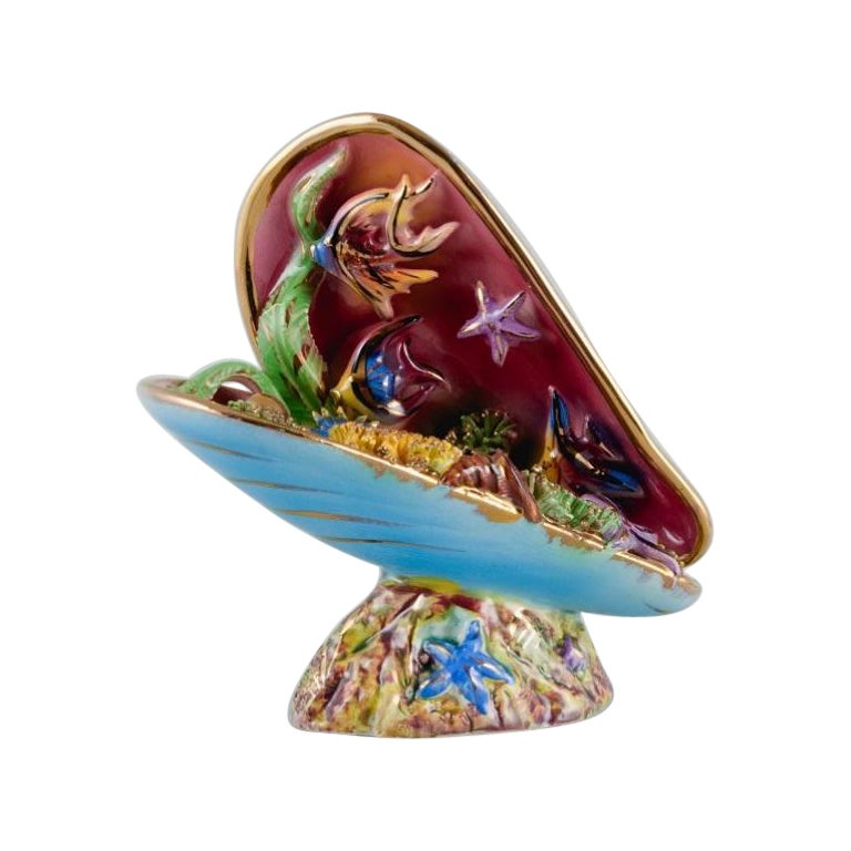 Lampe française en forme de coquillage avec des poissons et des plantes aquatiques.