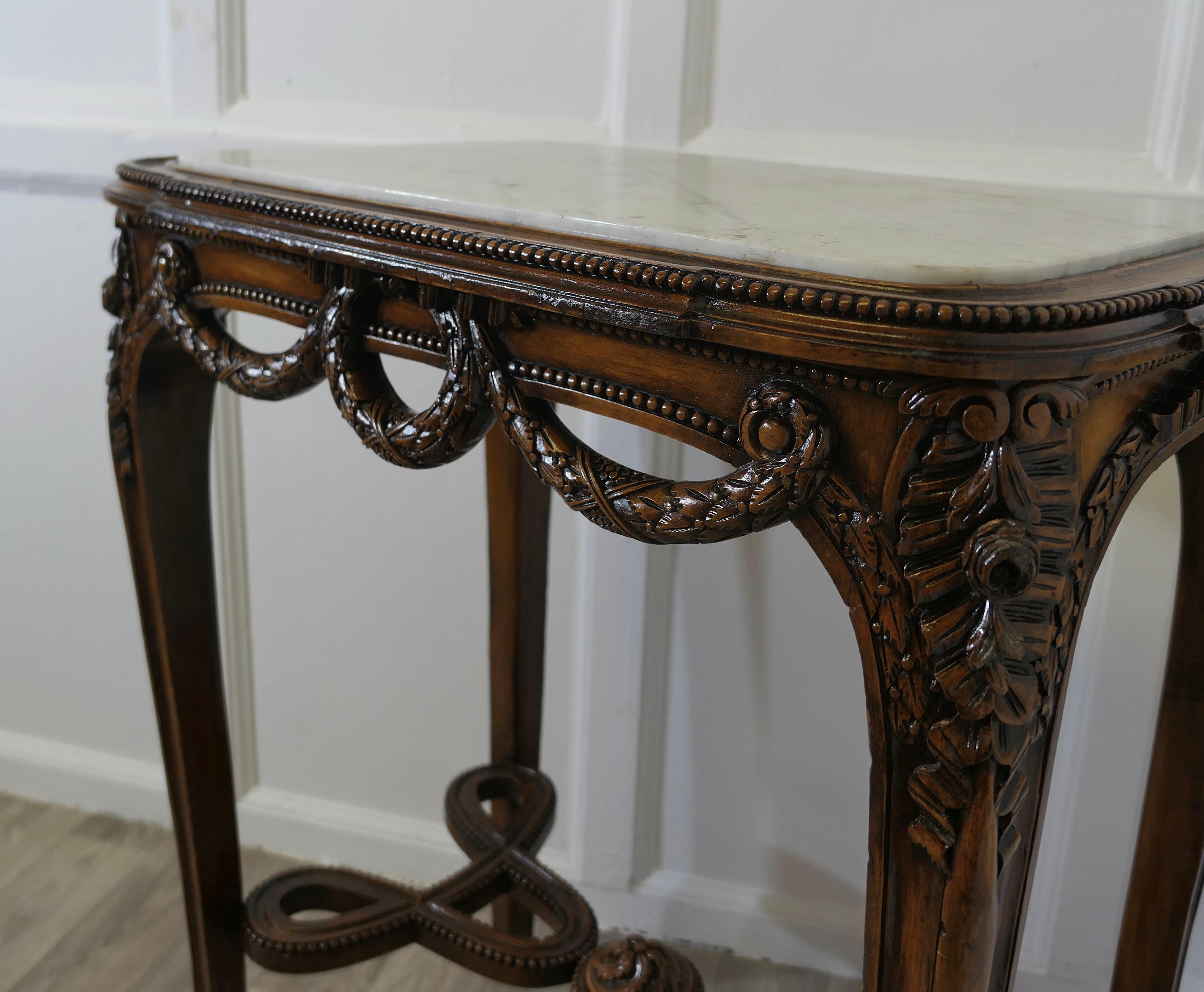 French Lamp Table with Carved Decoration and Marble Top In Good Condition For Sale In Godshill, Isle of Wight