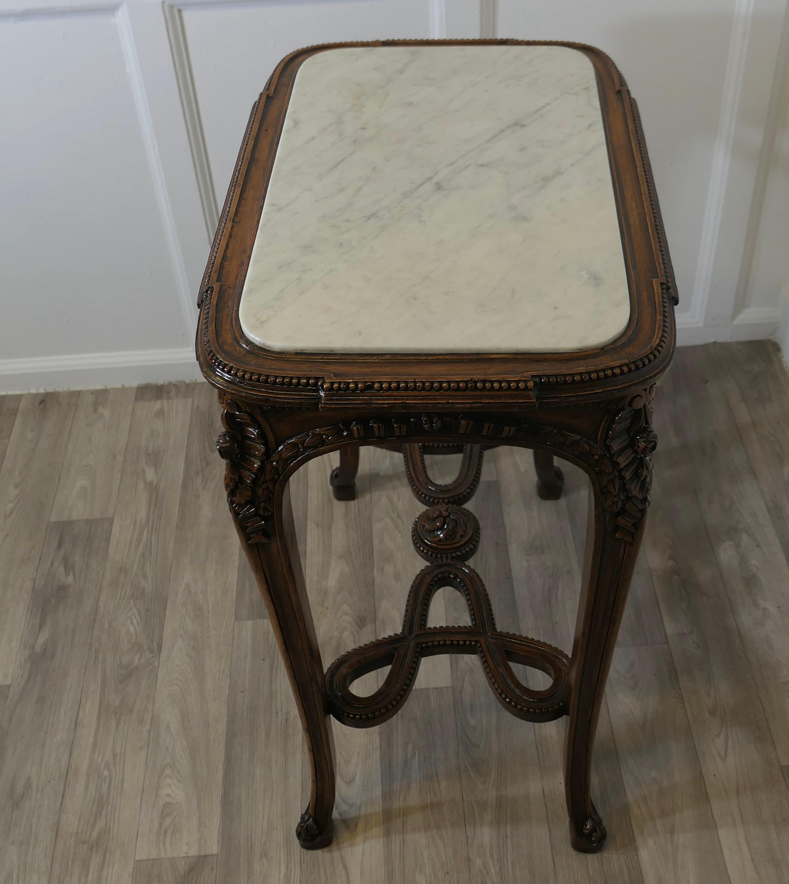French Lamp Table with Carved Decoration and Marble Top For Sale 1