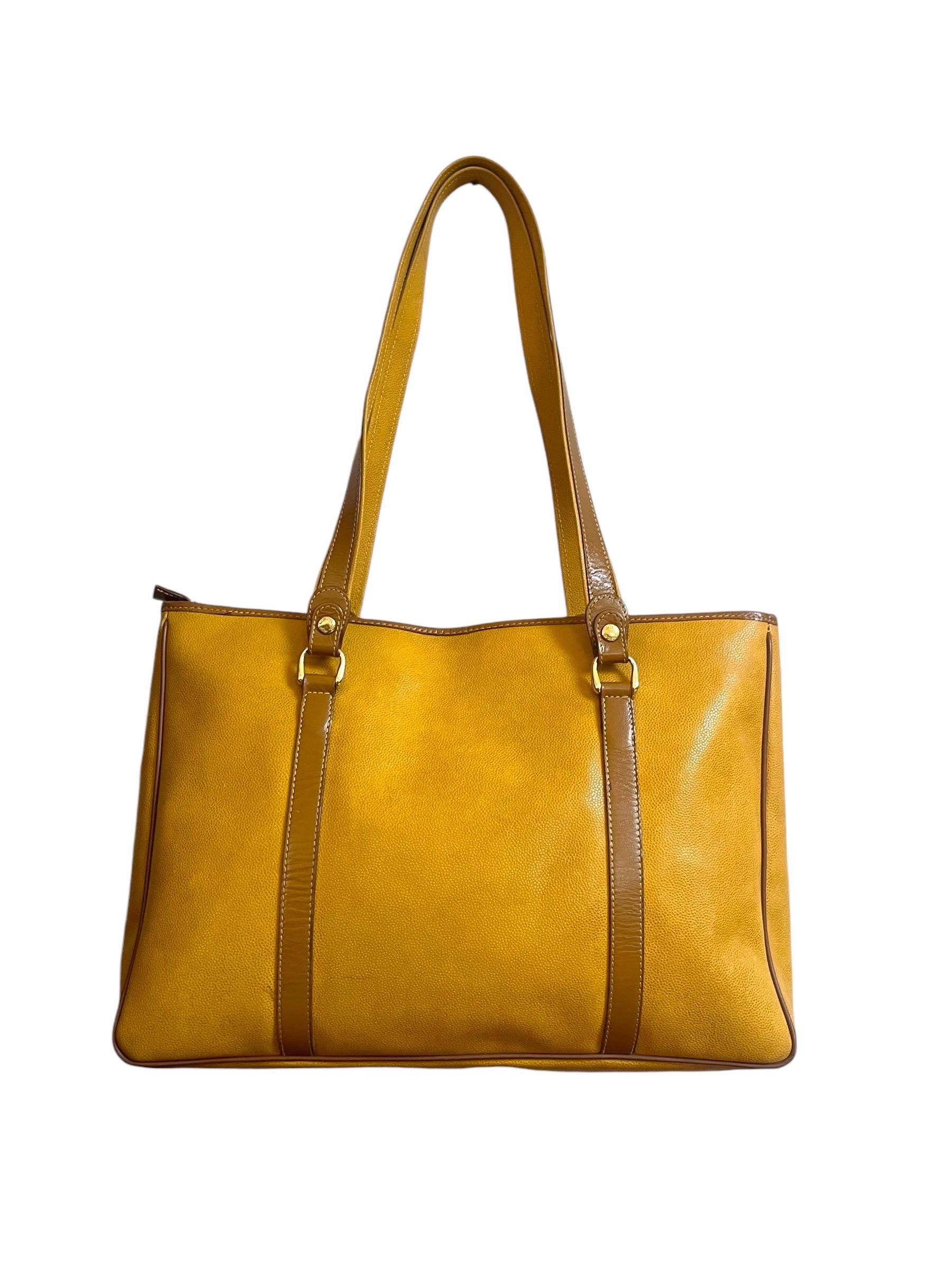 Wonderful camel and mustard leather bag from Maison Lancel from the 1990s.
This bag has 2 large handles in smooth camel brown and mustard grained leather.
The mustard and camel colors blend together wonderfully and are very elegant.
The zipper pull