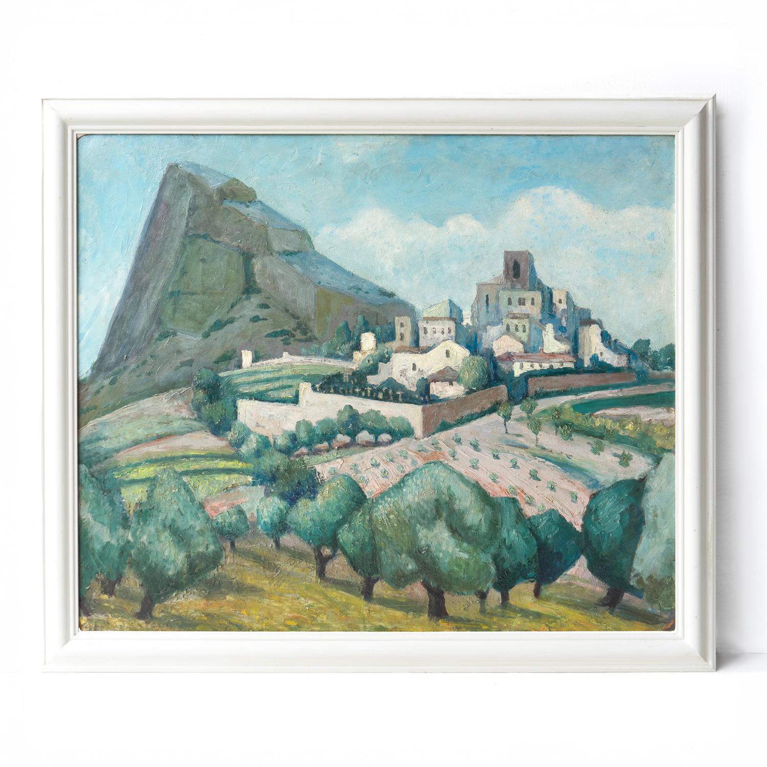 ANTIKES ORIGINALGEMÄLDE IN ÖL AUF KARTON

Darstellung einer Szene, die vermutlich ein Dorf in Südfrankreich zeigt, mit einem Berg im Hintergrund. Die Form der Gebäude des Dorfes spiegelt sich in der Form des Berges wider. Im Vordergrund sind