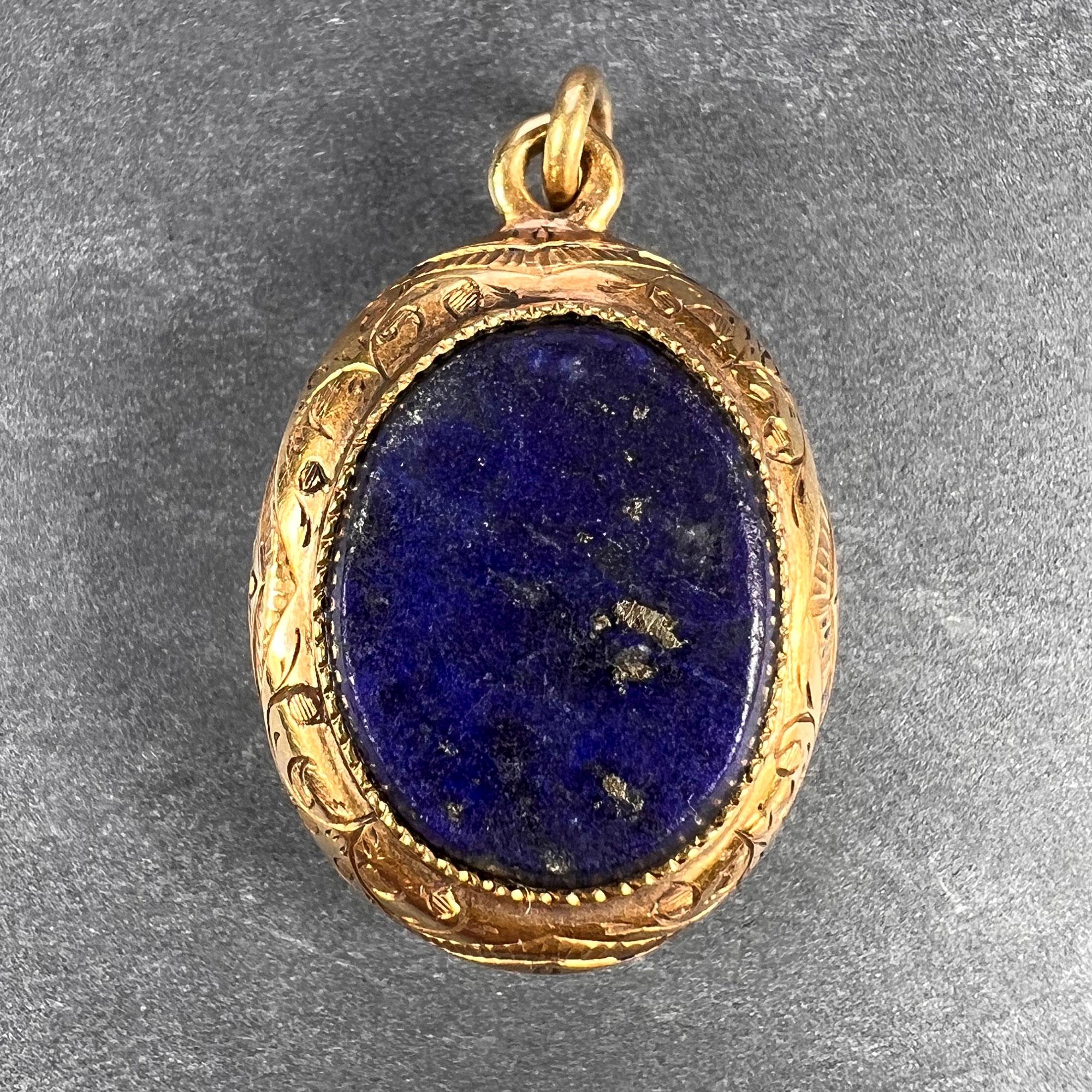 Taille ovale Pendentif breloque en or jaune 18 carats et lapis-lazuli français  en vente