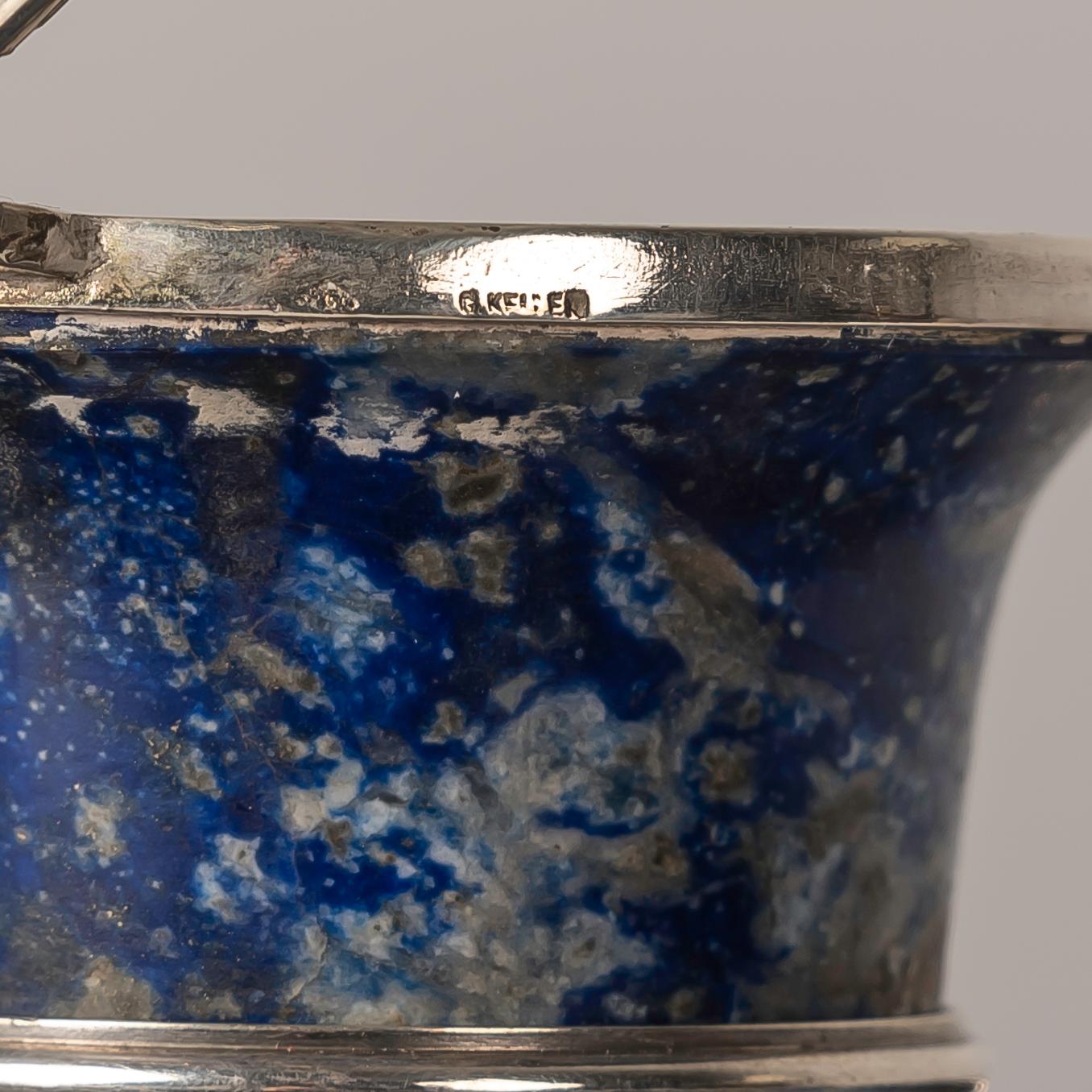 Cet encrier français en lapis-lazuli et argent, fabriqué par Gustave Keller dans les années 1920, est une pièce exceptionnelle d'artisanat artistique et fonctionnel, qui rayonne d'une allure intemporelle et d'une signification historique.

Cet