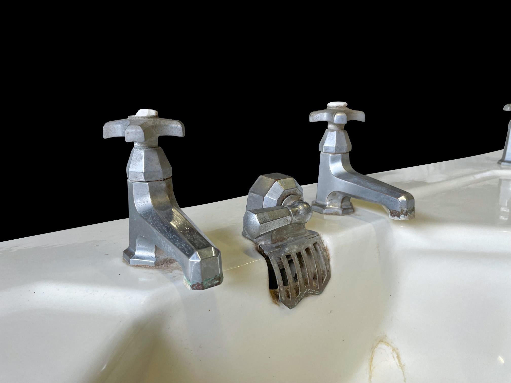 porcher pedestal sink with towel bar