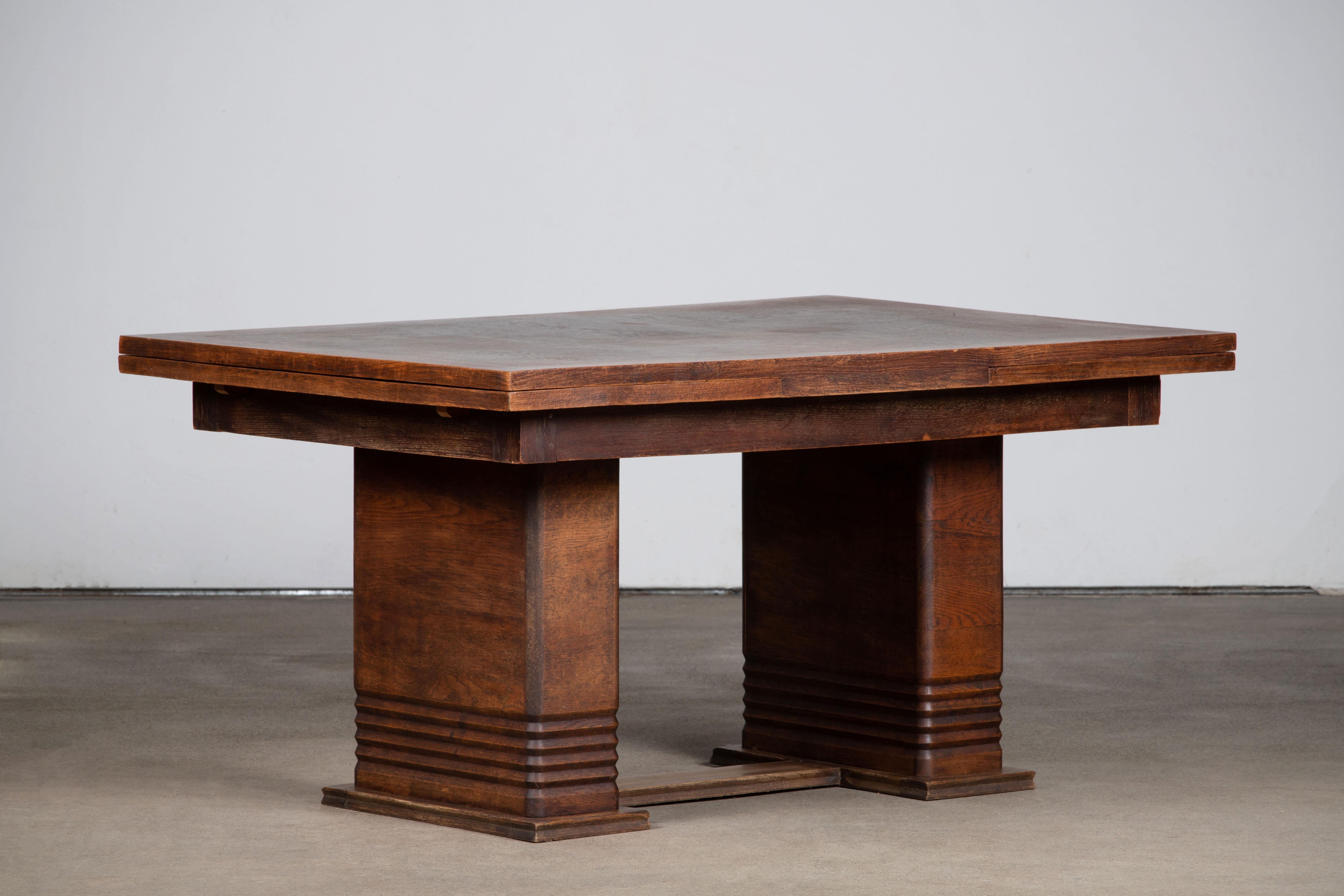 Französischer Art Deco Esstisch. Der Tisch besteht aus wunderschönem Eichenholz mit einer herrlichen Patina.
Er ruht auf hohen, brutalistisch verjüngten Beinen.
Der Tisch ist in einem ausgezeichneten Originalzustand mit geringen alters- und