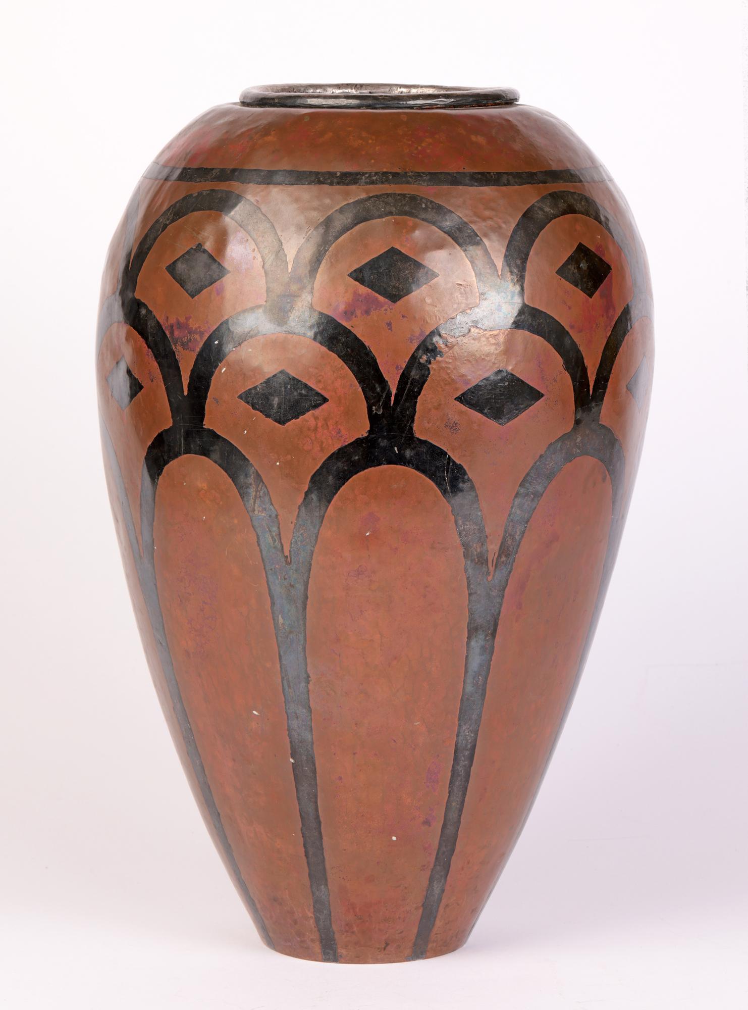 Grand vase français Art Nouveau en cuivre recouvert d'argent signé Dubois en vente 2