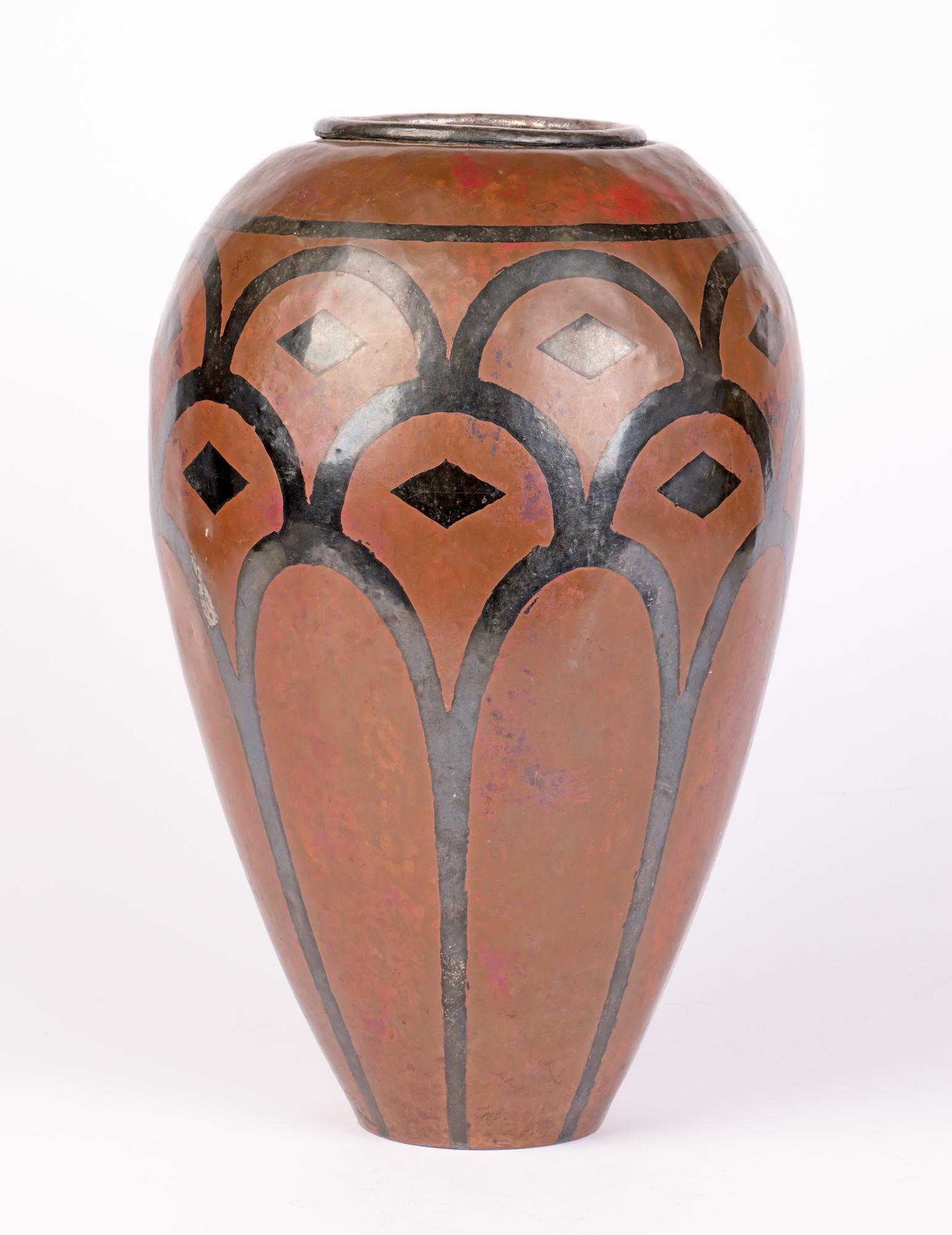 Grand vase français Art Nouveau en cuivre recouvert d'argent signé Dubois en vente 5