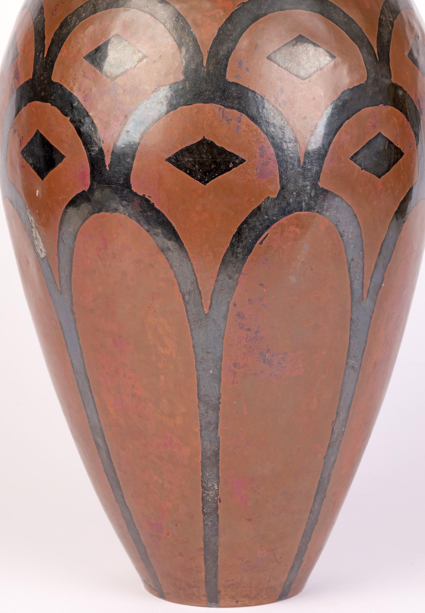 Art nouveau Grand vase français Art Nouveau en cuivre recouvert d'argent signé Dubois en vente