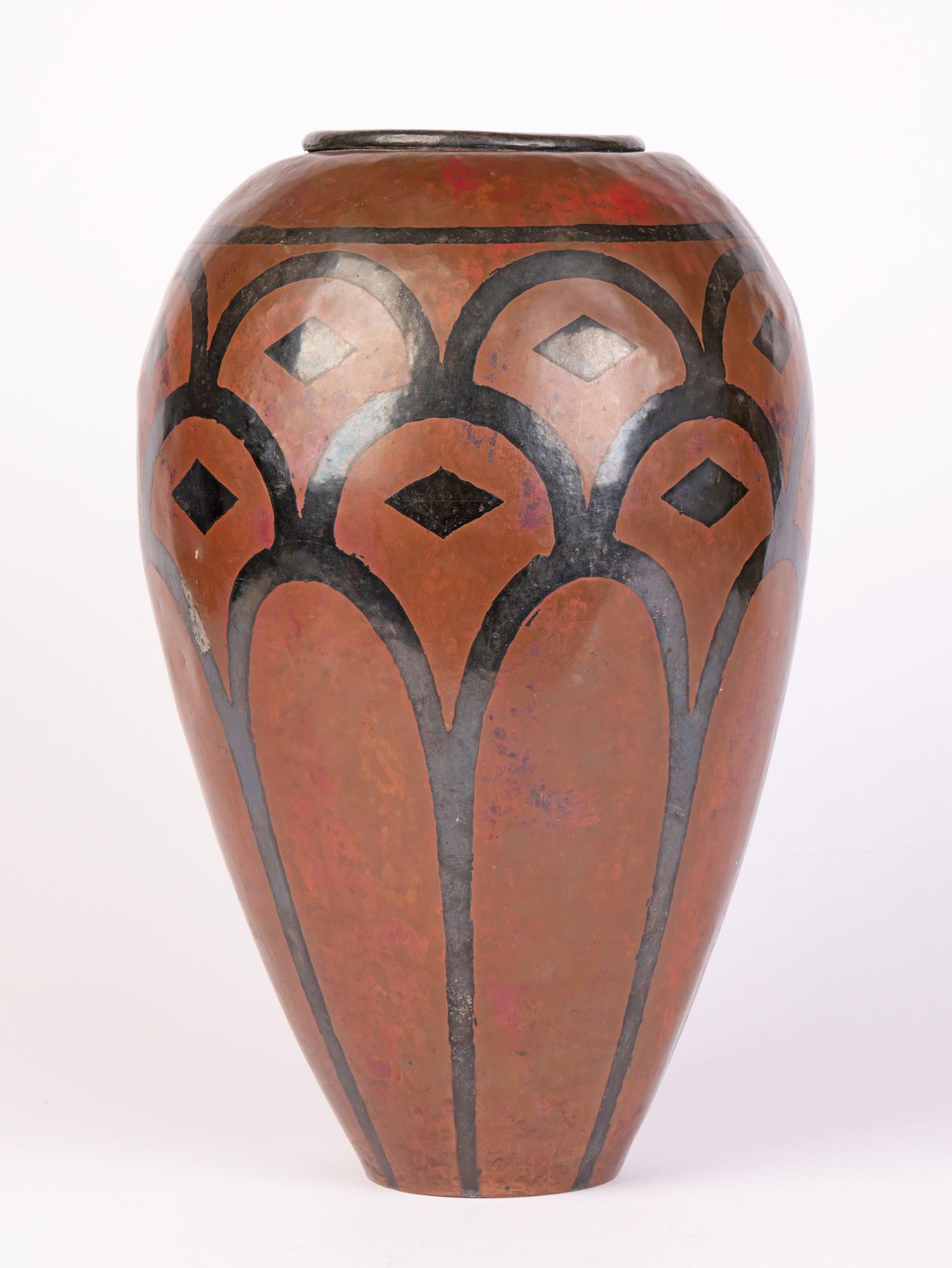 Fait main Grand vase français Art Nouveau en cuivre recouvert d'argent signé Dubois en vente