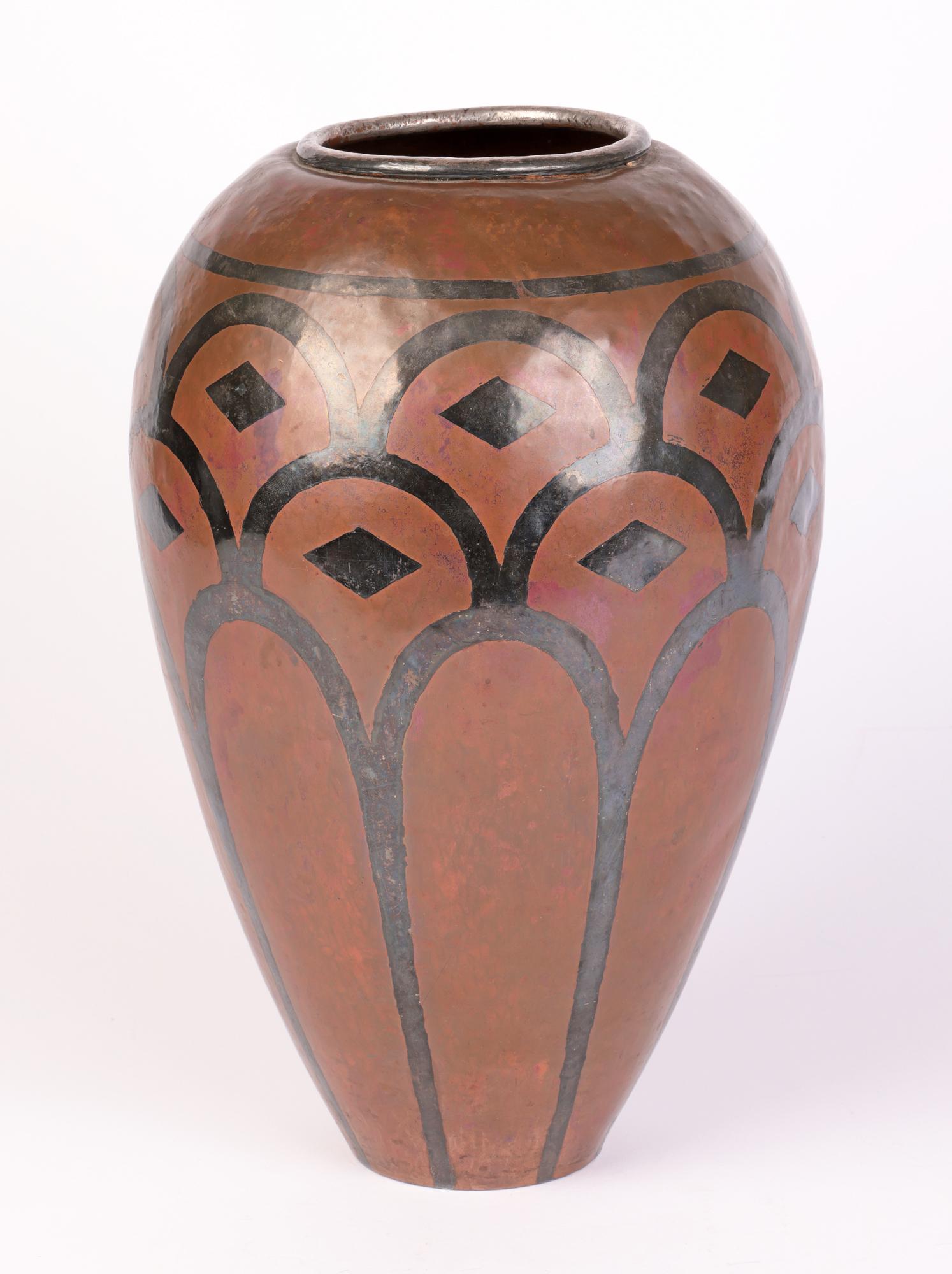 Début du 20ème siècle Grand vase français Art Nouveau en cuivre recouvert d'argent signé Dubois en vente