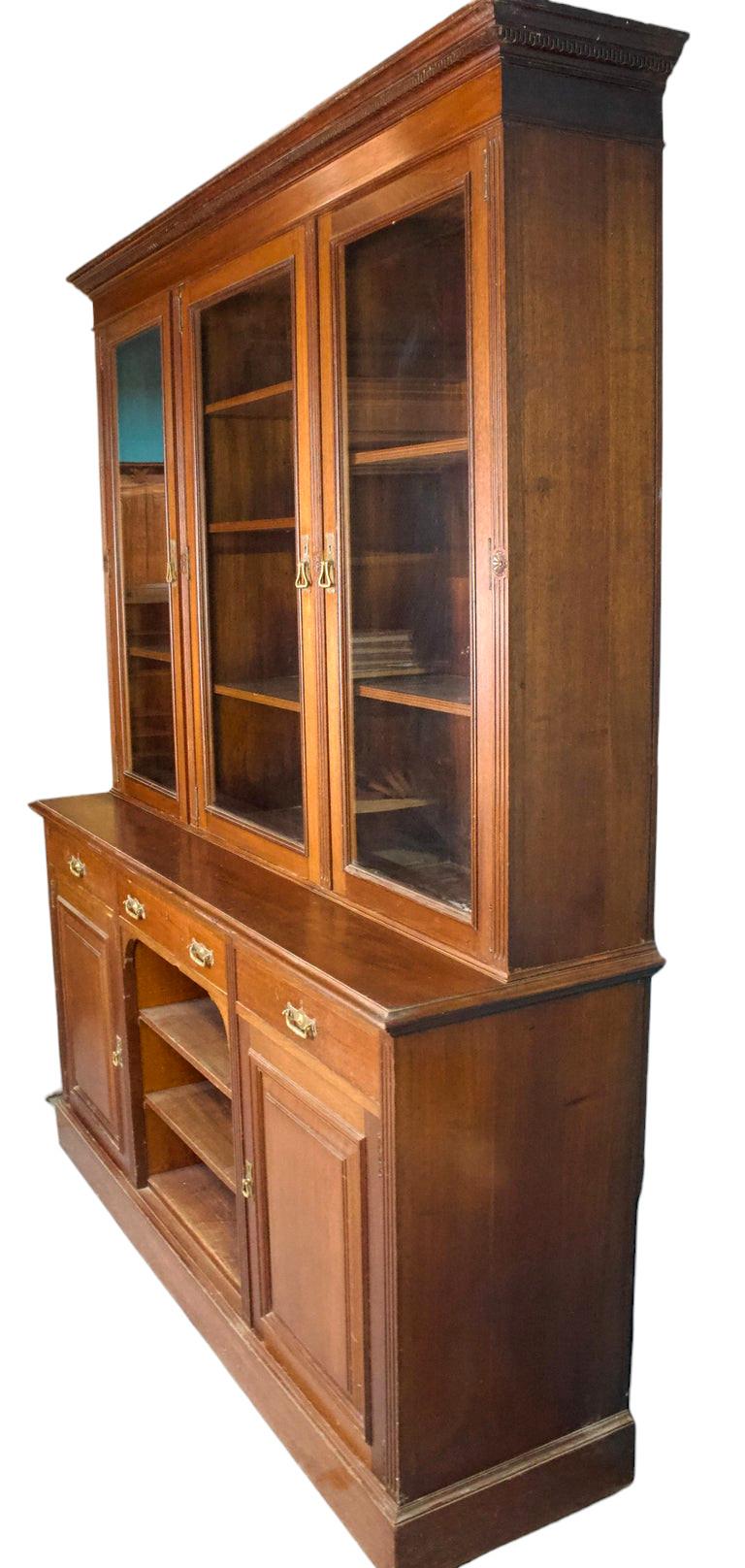 Charmante bibliothèque à 2 corps en acajou datant du 19ème siècle.
La partie inférieure est composée de deux portes de part et d'autre d'une niche ouverte sur des étagères.
Au-dessus se trouvent 3 tiroirs.
La partie supérieure est composée de 3