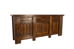 Grande buffet francese in olmo a quattro ante e quattro cassetti in stile neogotico, circa 1980