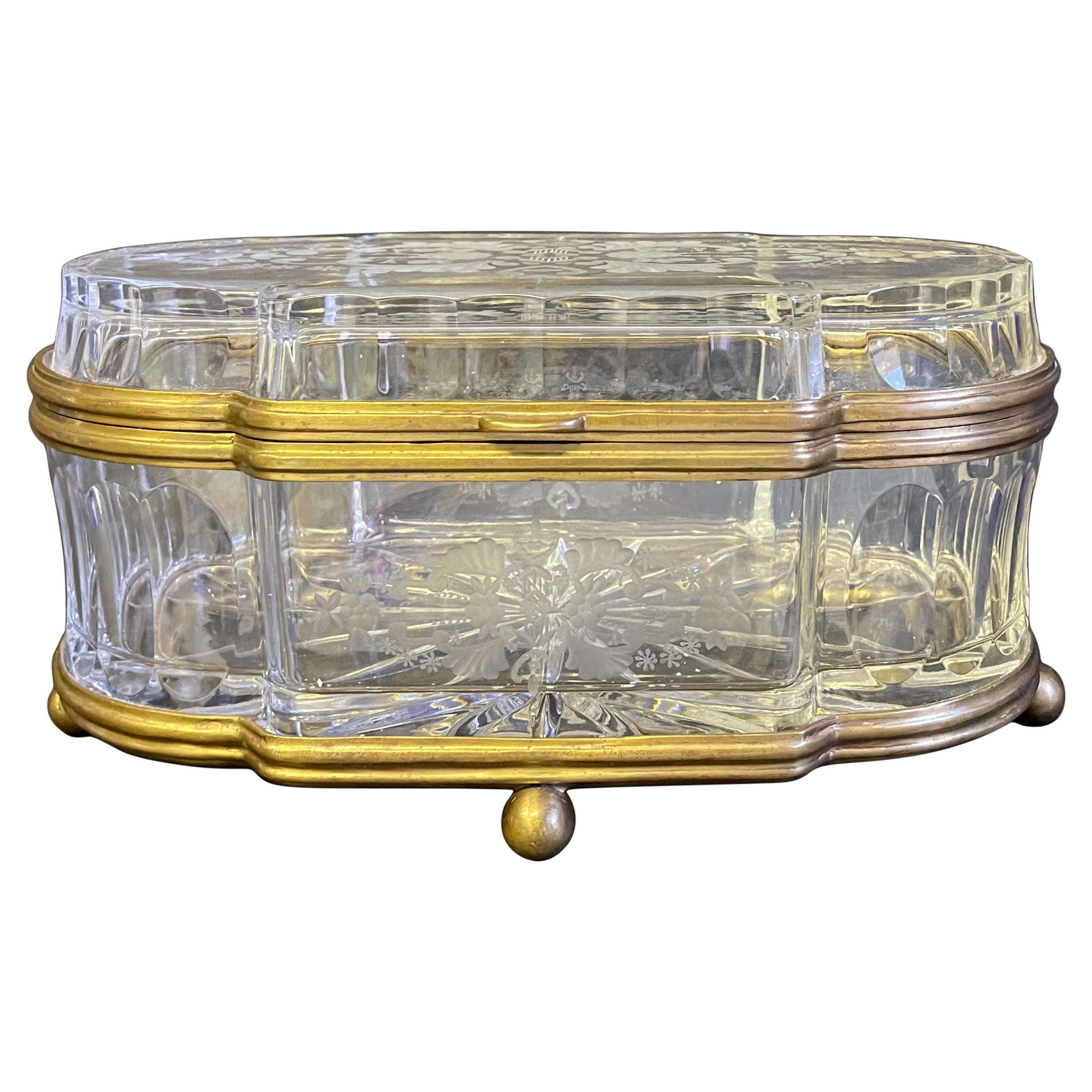 Große Schachtel oder Schatulle aus geätztem, geschliffenem Glas und Messing in Rautenform im Angebot