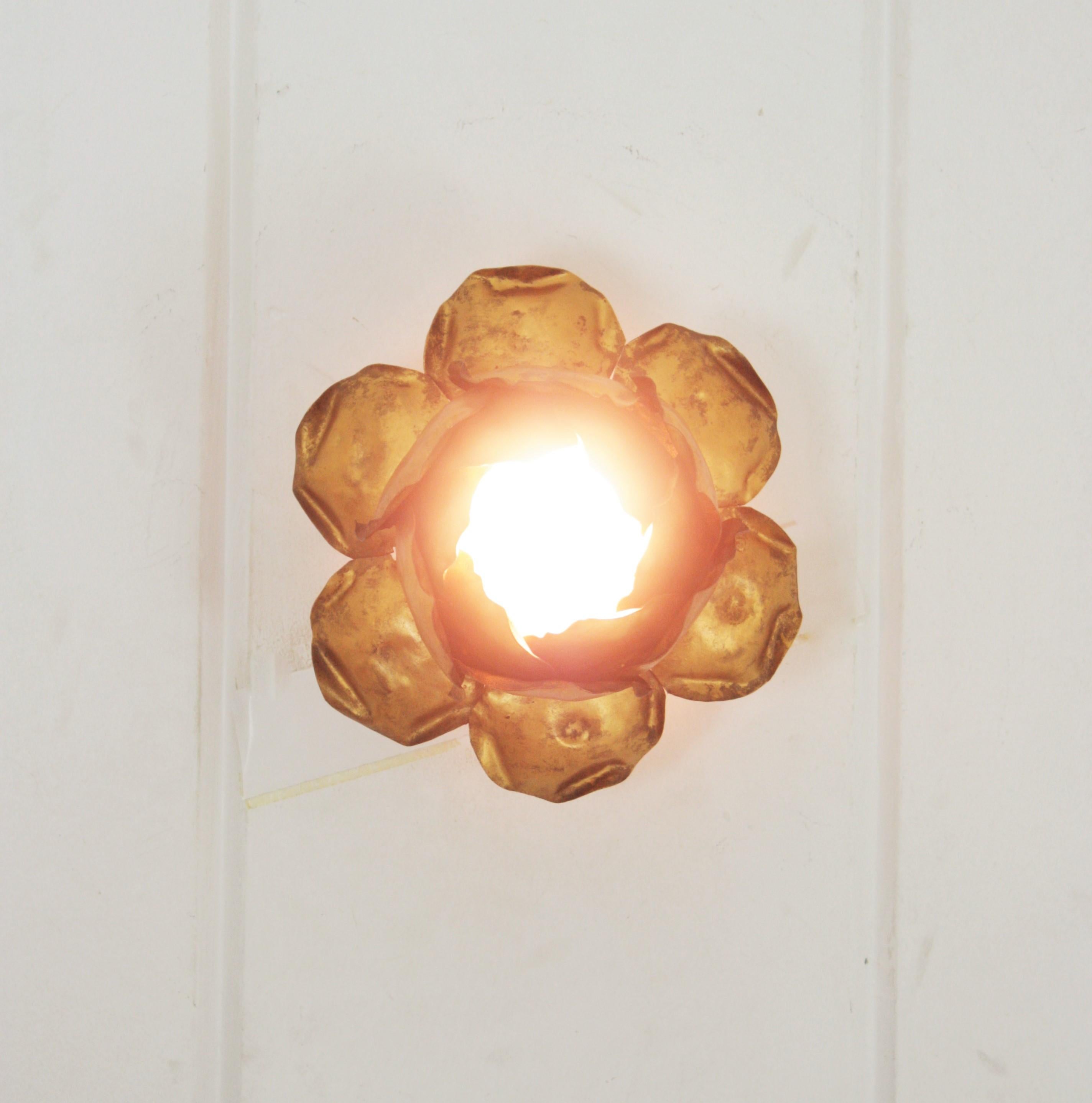 French Large Flower Bud Light Fixture in Gilt Iron In Good Condition For Sale In Barcelona, ES