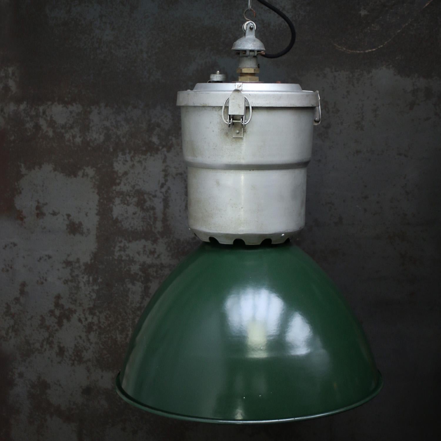 French Factory pendant light
Green thick quality Enamel.
Used in warehouses and factories. 

Weight: 5.00 kg / 11 lb

Priced per individual item. All lamps have been made suitable by international standards for incandescent light bulbs,