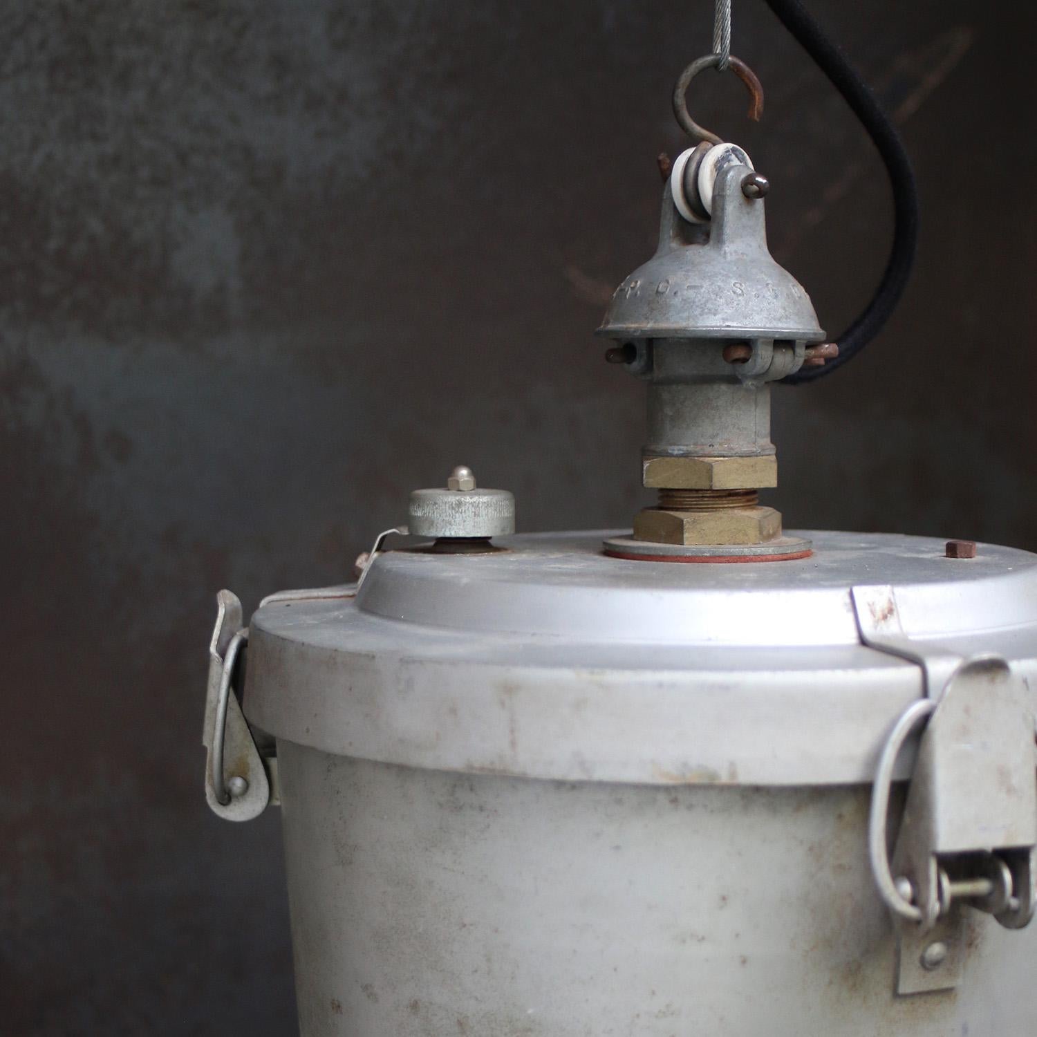 French Large Green Enamel Vintage Industrial Pendant Lights In Good Condition For Sale In Amsterdam, NL