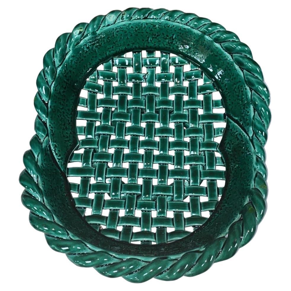 Grand bol ou panier réticulé en majolique verte de Vallauris vers 1950.
14 pouces par 11,5 pouces.
H / 3,5 pouces.
