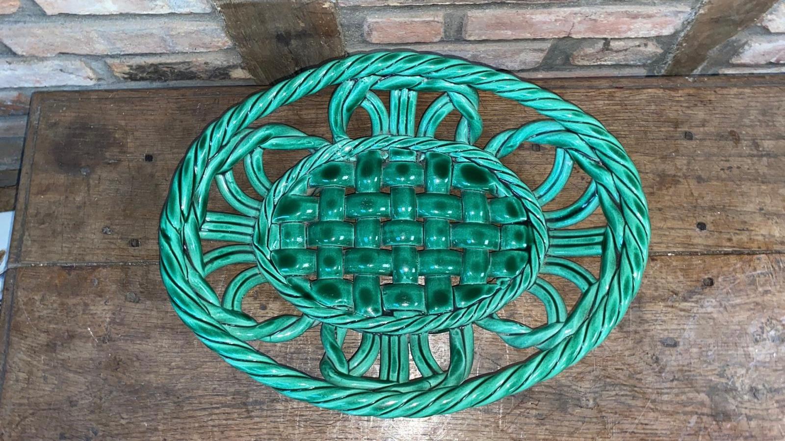 Grand bol ou panier réticulé en majolique verte de Vallauris vers 1950.
15 pouces par 11,5 pouces.
H / 4,8 pouces.