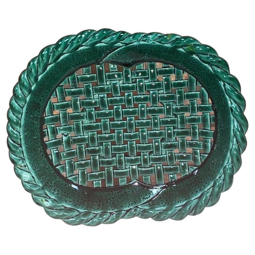 Mid-Century Modern Grand bol ou panier en majolique verte de Vallauris circa 1950 en vente