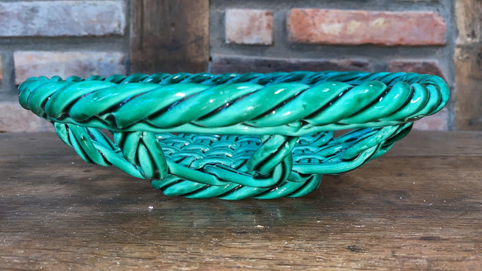 Mid-Century Modern Grand bol ou panier en majolique verte de Vallauris circa 1950 en vente