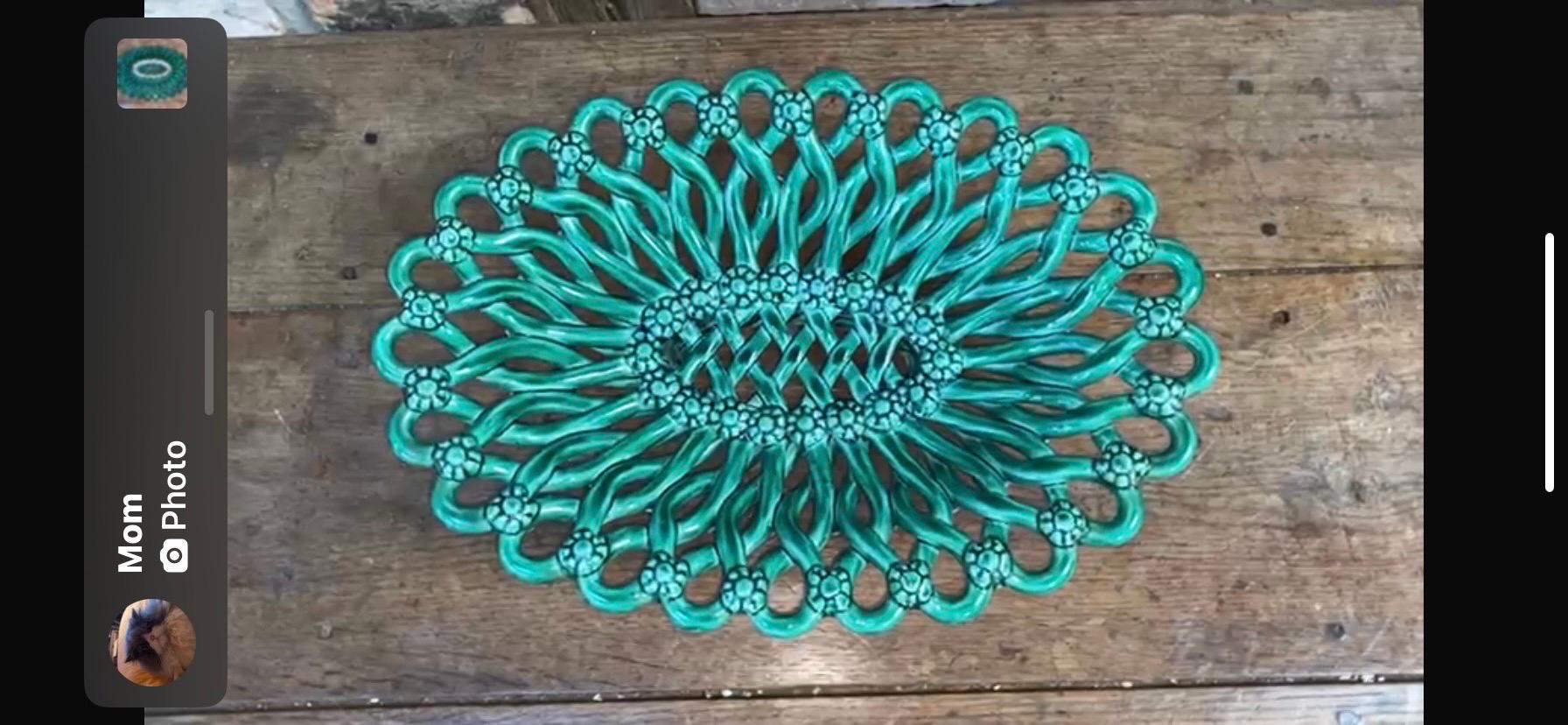 Grand bol ou panier en majolique verte de Vallauris circa 1950 Bon état - En vente à Austin, TX
