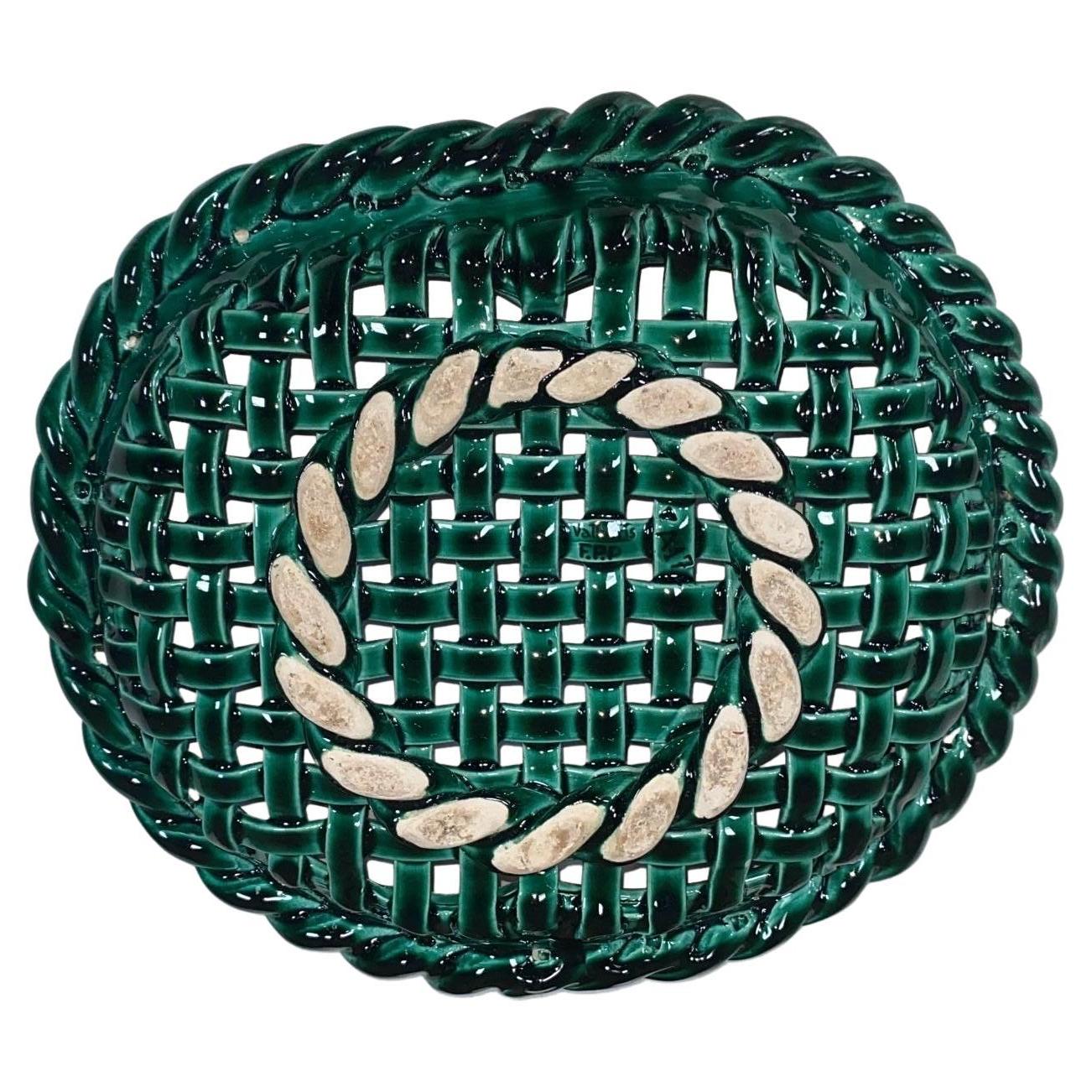 Grand bol ou panier en majolique verte de Vallauris circa 1950 Bon état - En vente à Austin, TX