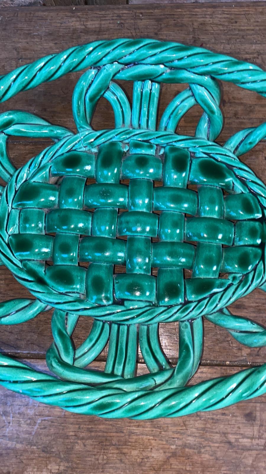 Grand bol ou panier en majolique verte de Vallauris circa 1950 Bon état - En vente à Austin, TX