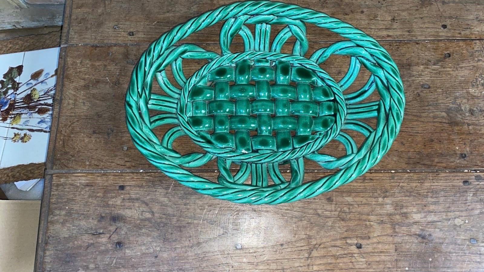 Céramique Grand bol ou panier en majolique verte de Vallauris circa 1950 en vente
